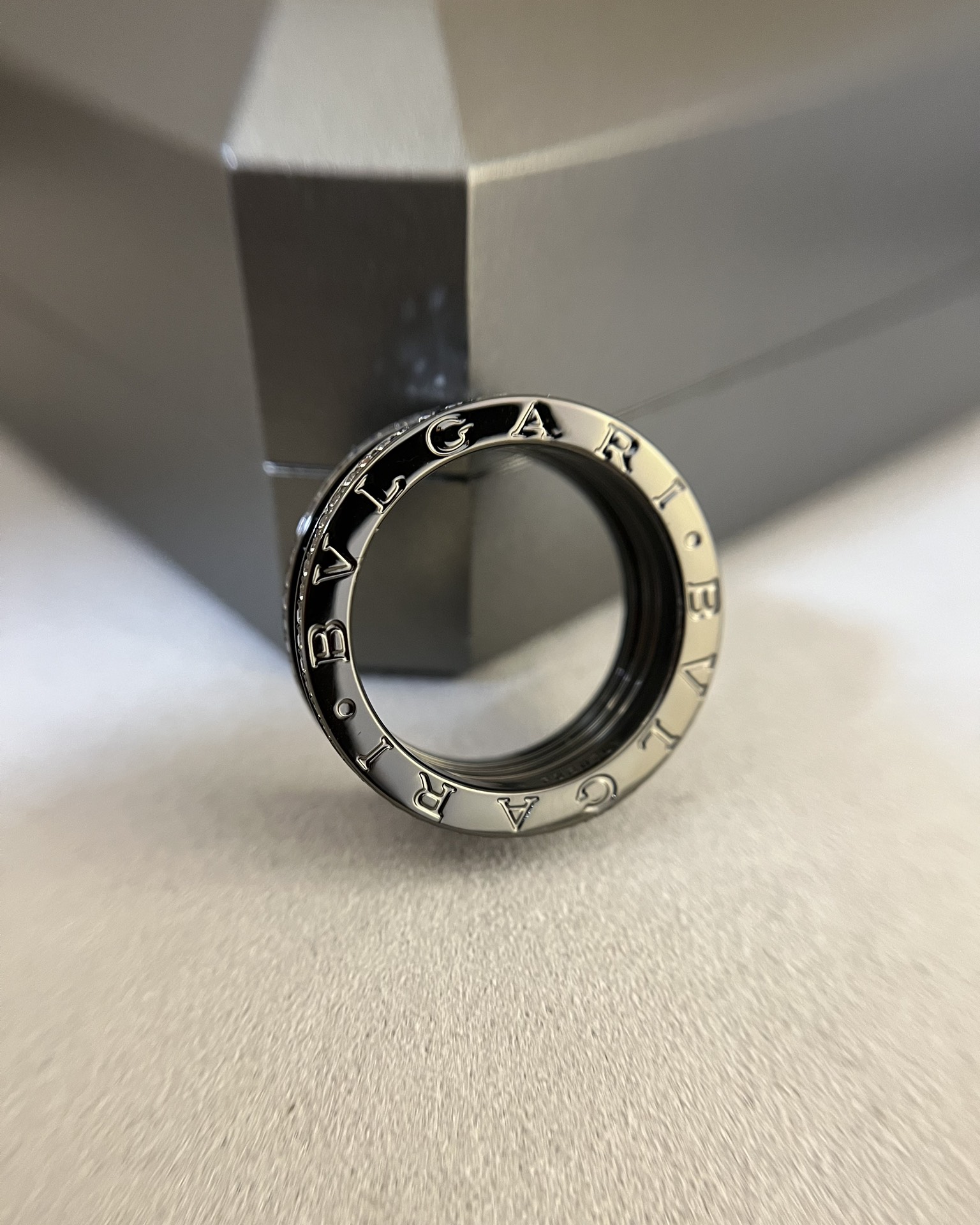 Bvlgari BVLGARI宝格丽全新Bzero1Rock系列戒指，螺旋部分点缀饰钉，边缘处以密镶嵌钻石装饰
