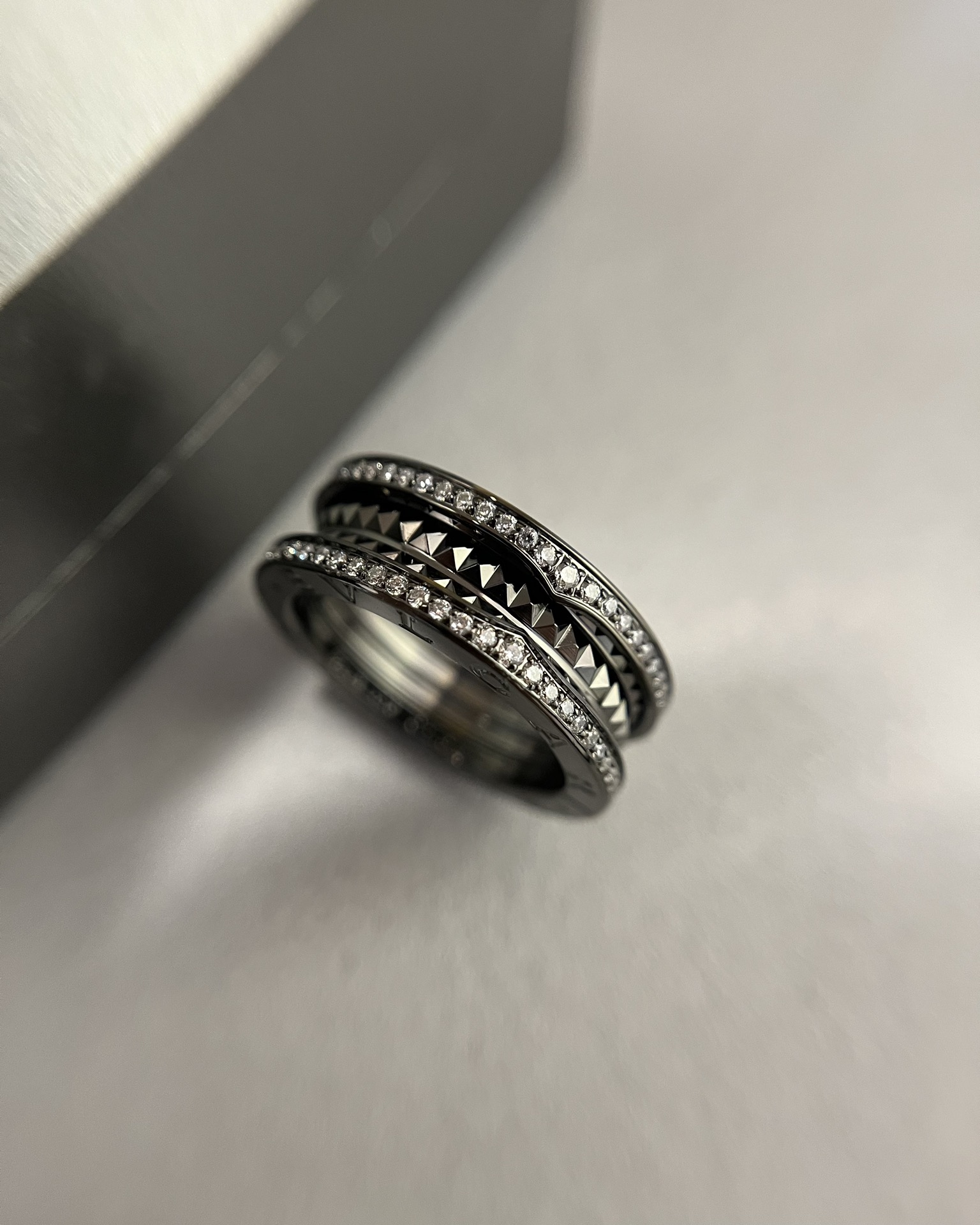 Bvlgari BVLGARI宝格丽全新Bzero1Rock系列戒指，螺旋部分点缀饰钉，边缘处以密镶嵌钻石装饰