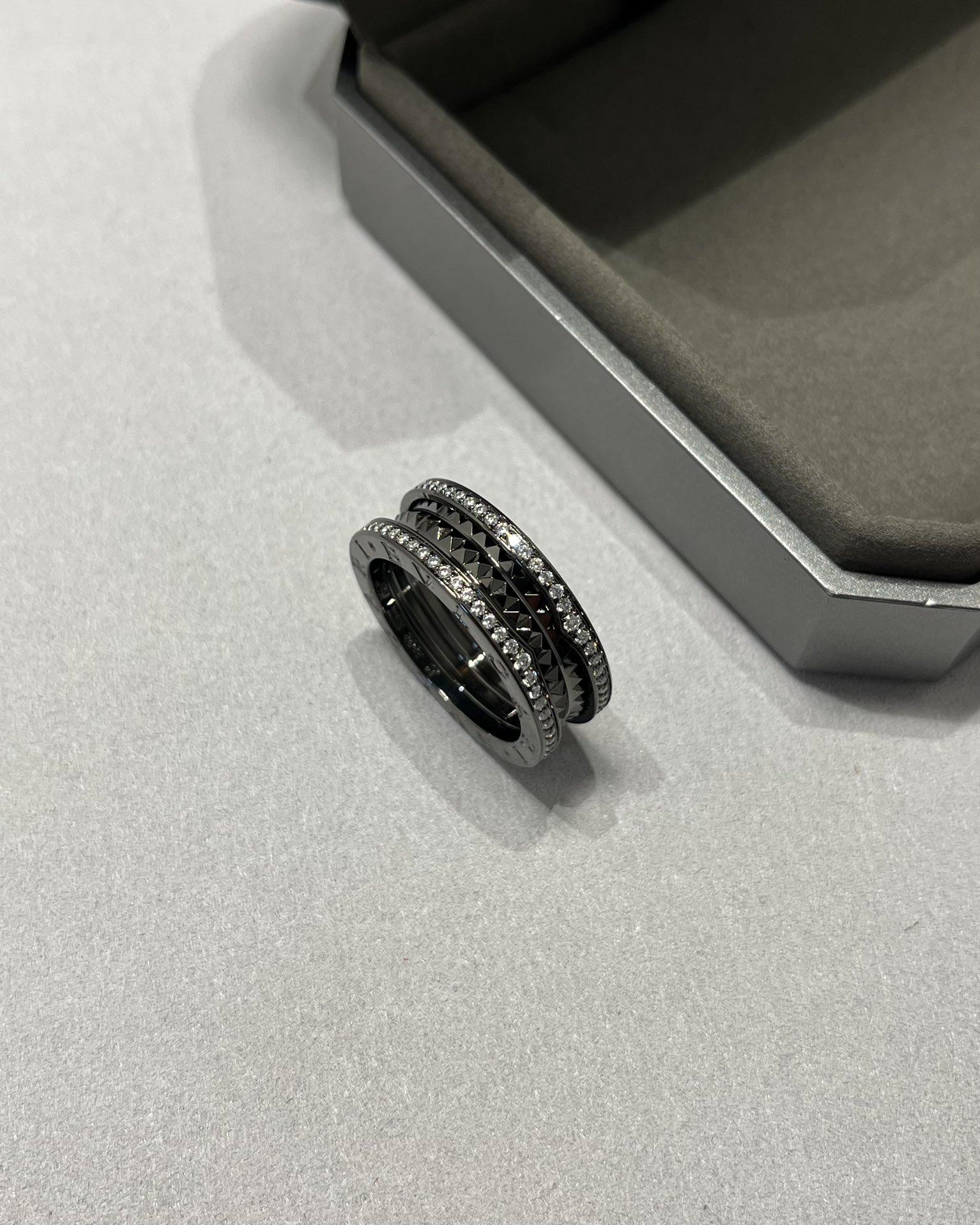 Bvlgari BVLGARI宝格丽全新Bzero1Rock系列戒指，螺旋部分点缀饰钉，边缘处以密镶嵌钻石装饰