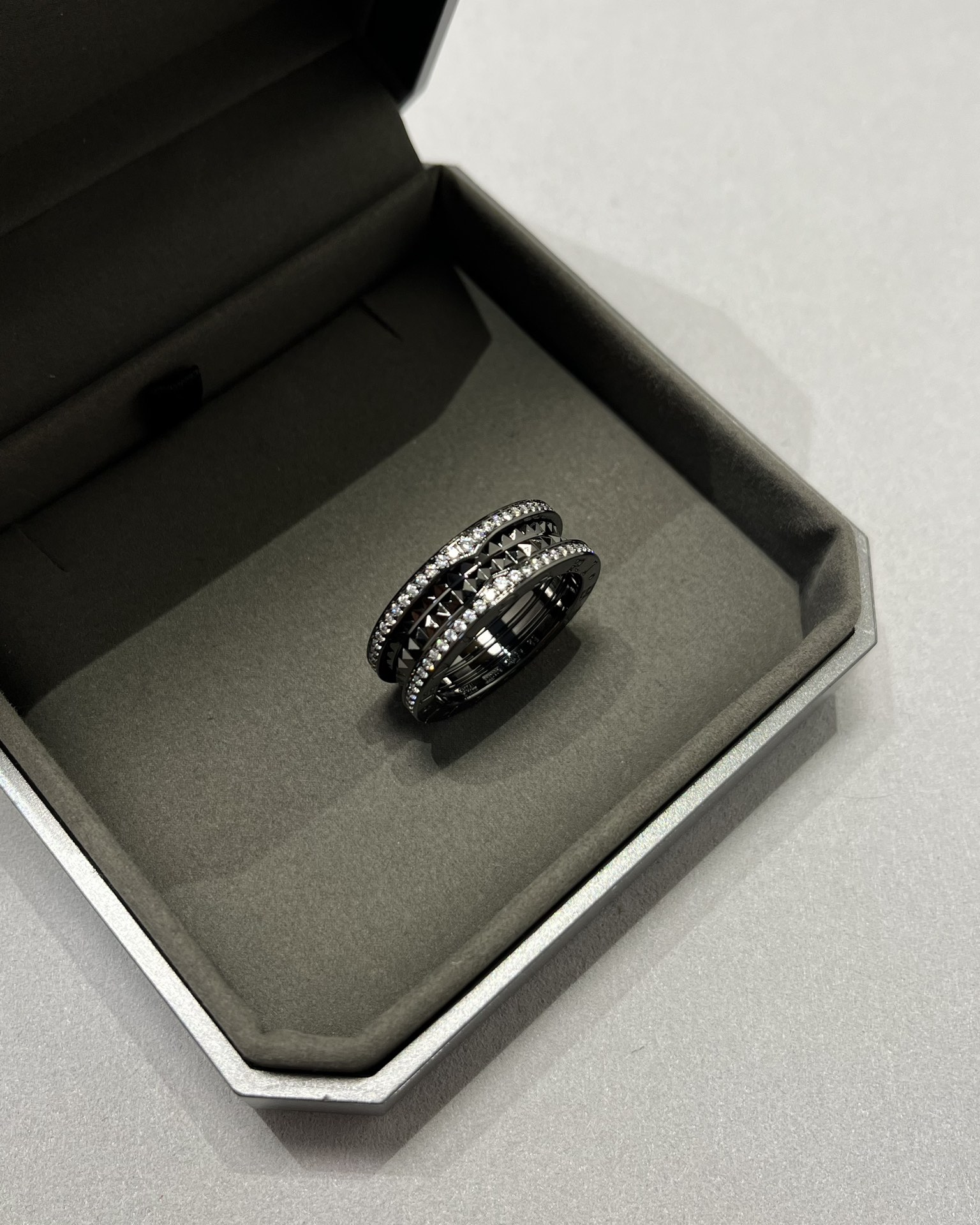 Bvlgari BVLGARI宝格丽全新Bzero1Rock系列戒指，螺旋部分点缀饰钉，边缘处以密镶嵌钻石装饰