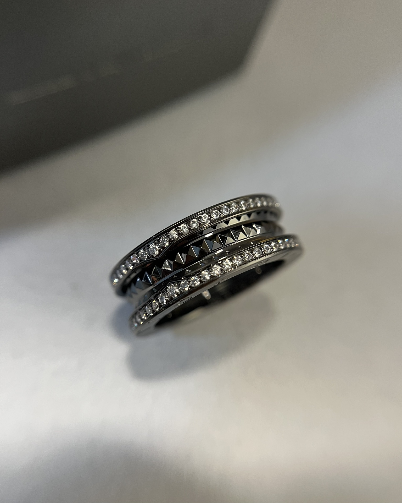 Bvlgari BVLGARI宝格丽全新Bzero1Rock系列戒指，螺旋部分点缀饰钉，边缘处以密镶嵌钻石装饰