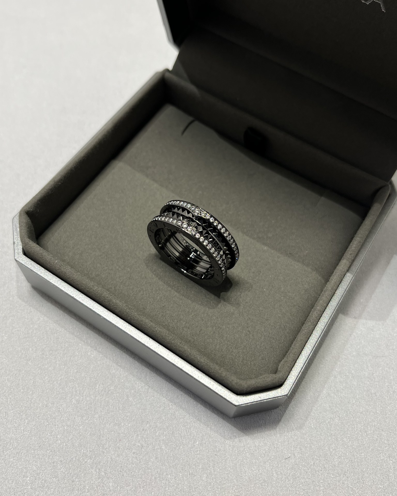 Bvlgari BVLGARI宝格丽全新Bzero1Rock系列戒指，螺旋部分点缀饰钉，边缘处以密镶嵌钻石装饰