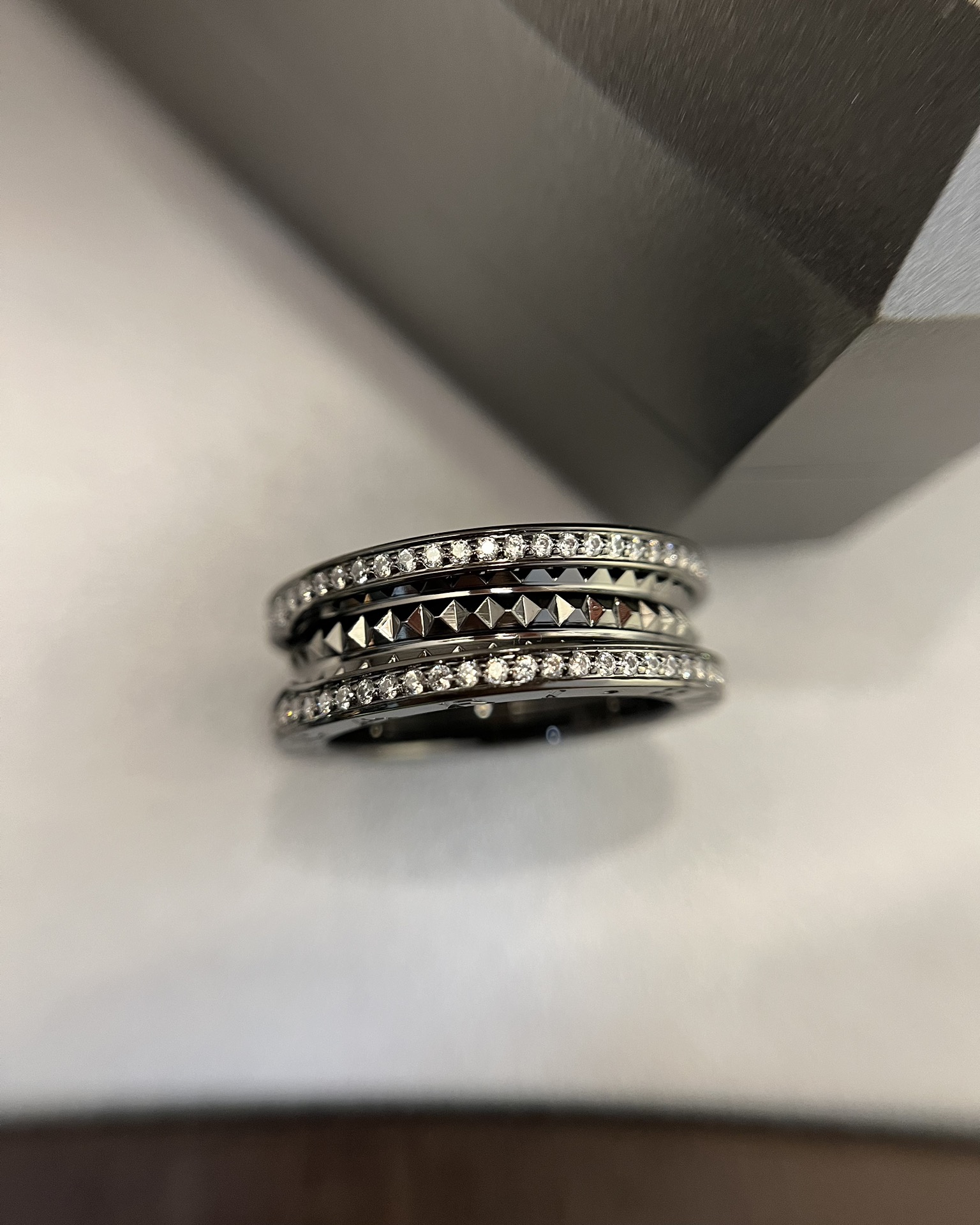 Bvlgari BVLGARI宝格丽全新Bzero1Rock系列戒指，螺旋部分点缀饰钉，边缘处以密镶嵌钻石装饰