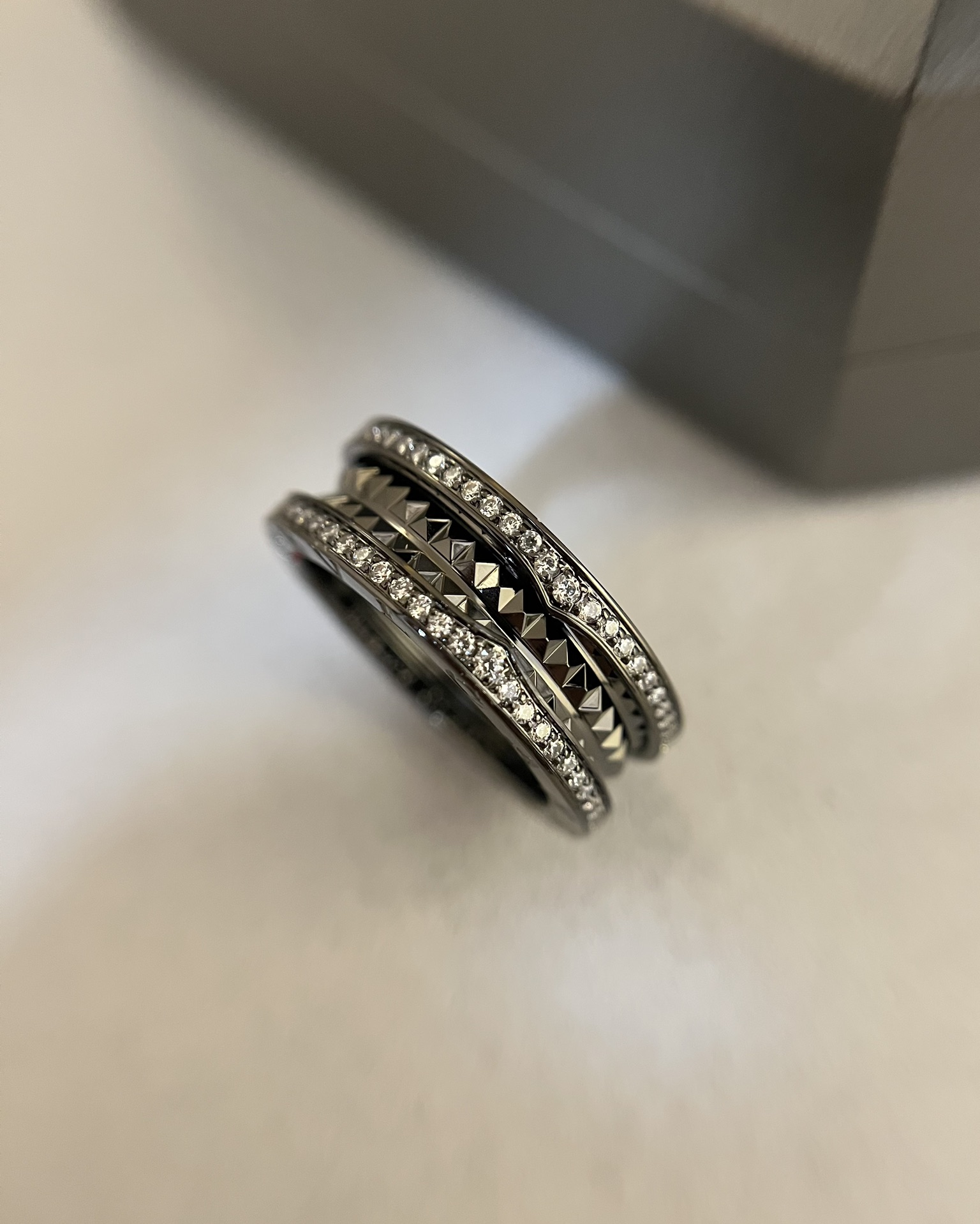 Bvlgari BVLGARI宝格丽全新Bzero1Rock系列戒指，螺旋部分点缀饰钉，边缘处以密镶嵌钻石装饰