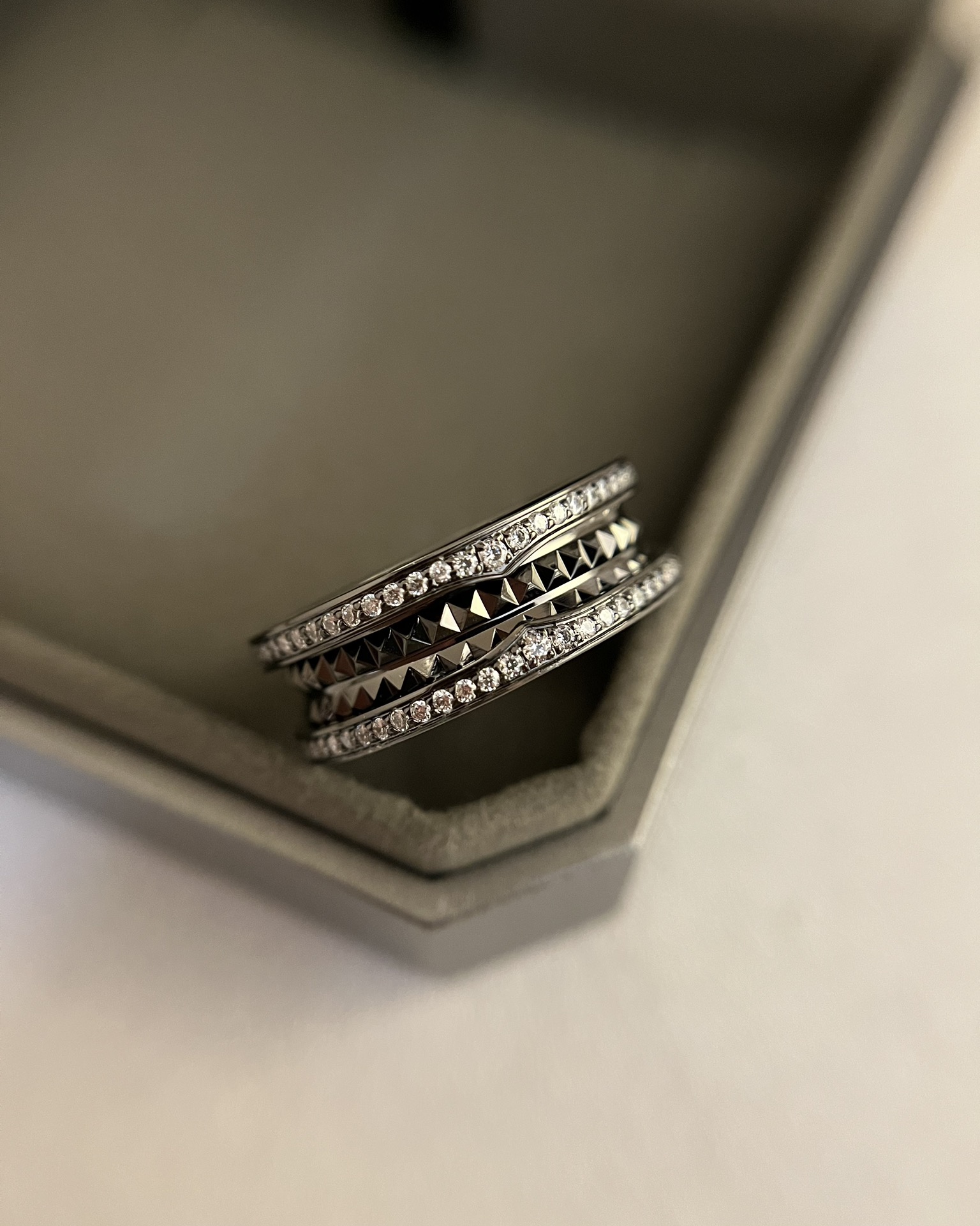 Bvlgari BVLGARI宝格丽全新Bzero1Rock系列戒指，螺旋部分点缀饰钉，边缘处以密镶嵌钻石装饰