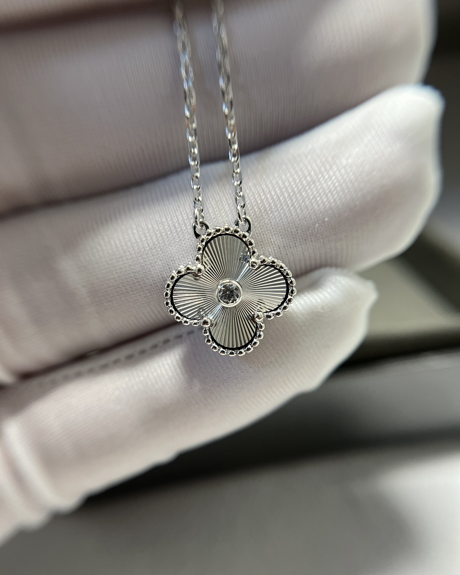 Van Cleef & Arpels vca 镭射镶钻四叶草项链 白金色