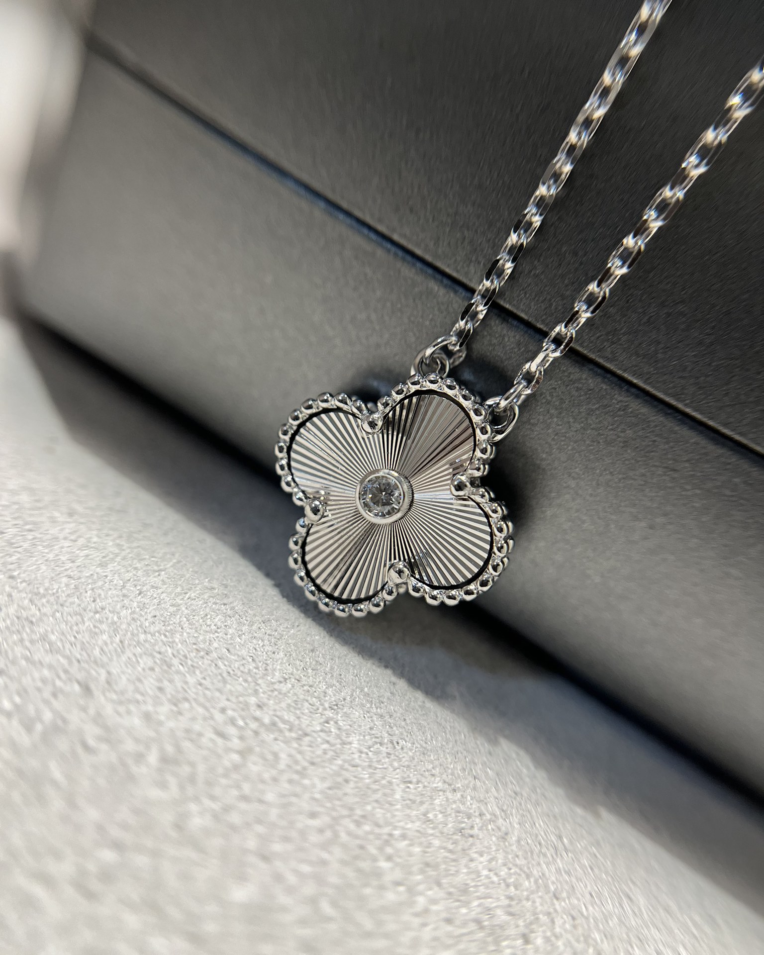 Van Cleef & Arpels vca 镭射镶钻四叶草项链 白金色