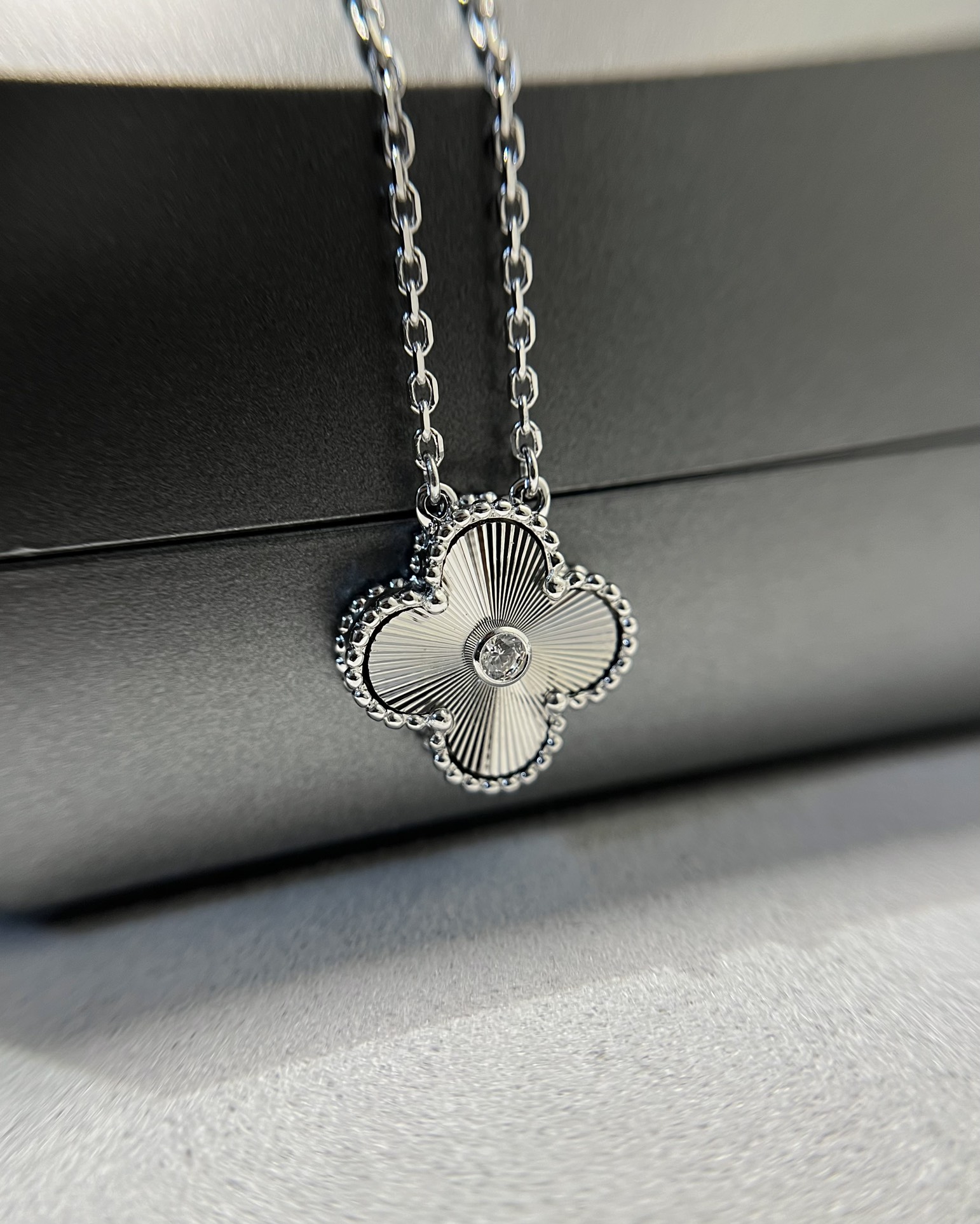 Van Cleef & Arpels vca 镭射镶钻四叶草项链 白金色