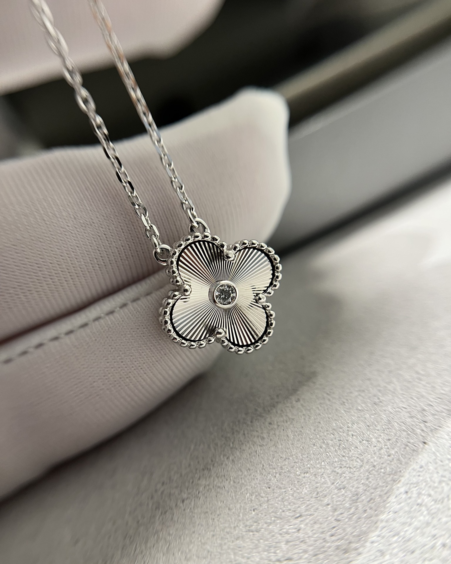 Van Cleef & Arpels vca 镭射镶钻四叶草项链 白金色