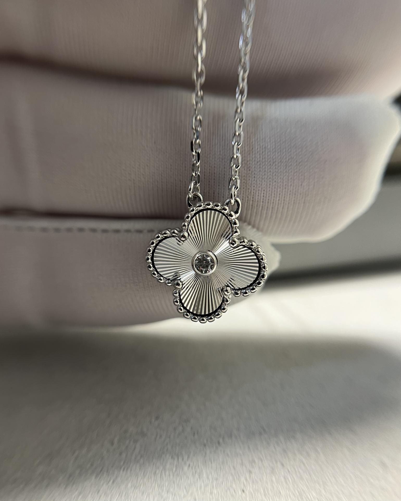Van Cleef & Arpels vca 镭射镶钻四叶草项链 白金色