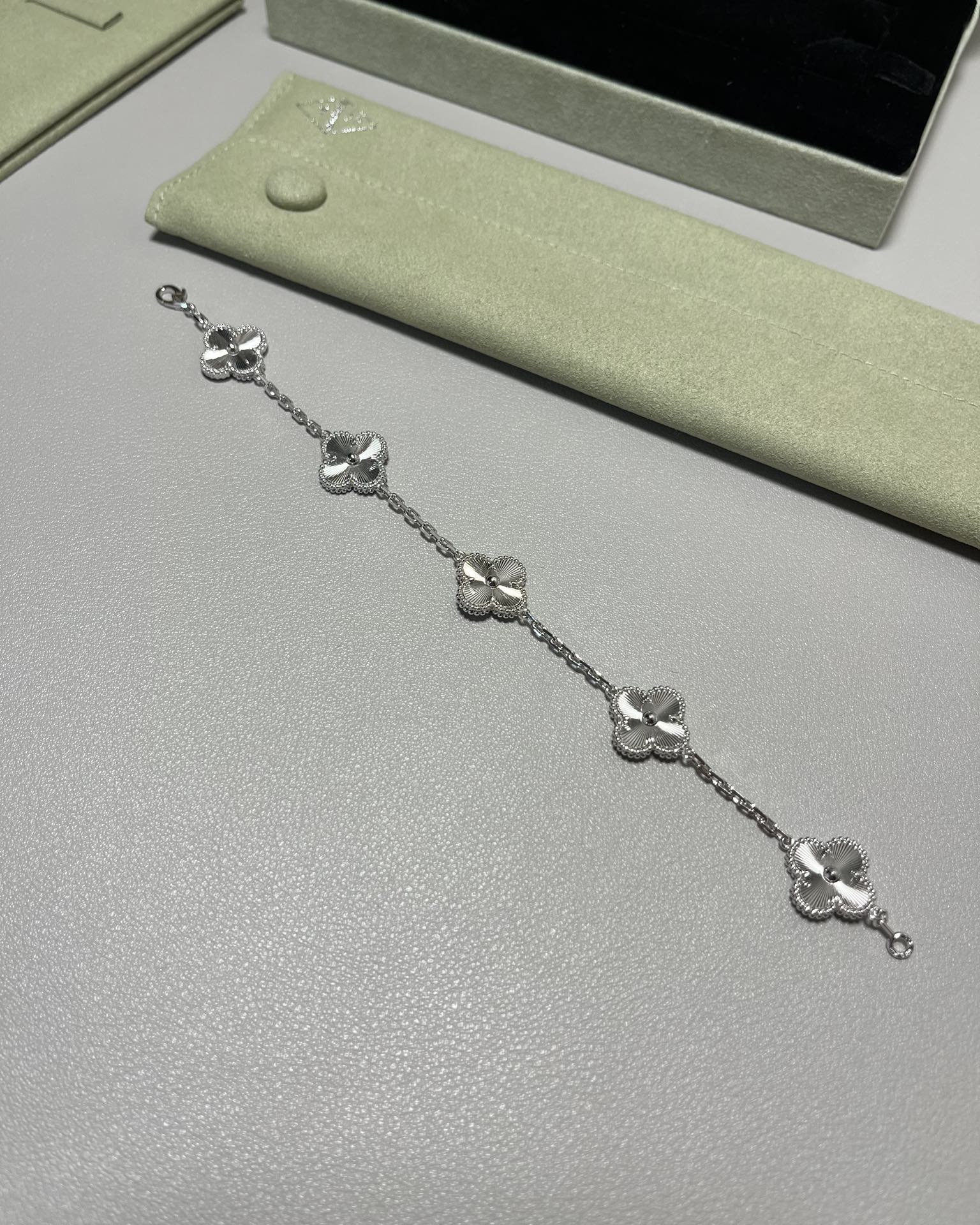 Van Cleef & Arpels vca镭射五花手链 白金色