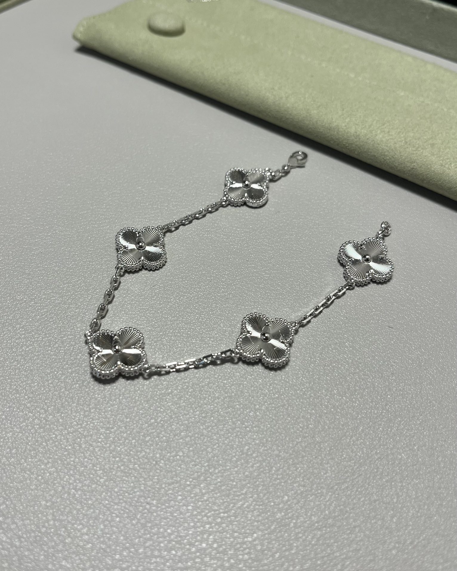 Van Cleef & Arpels vca镭射五花手链 白金色