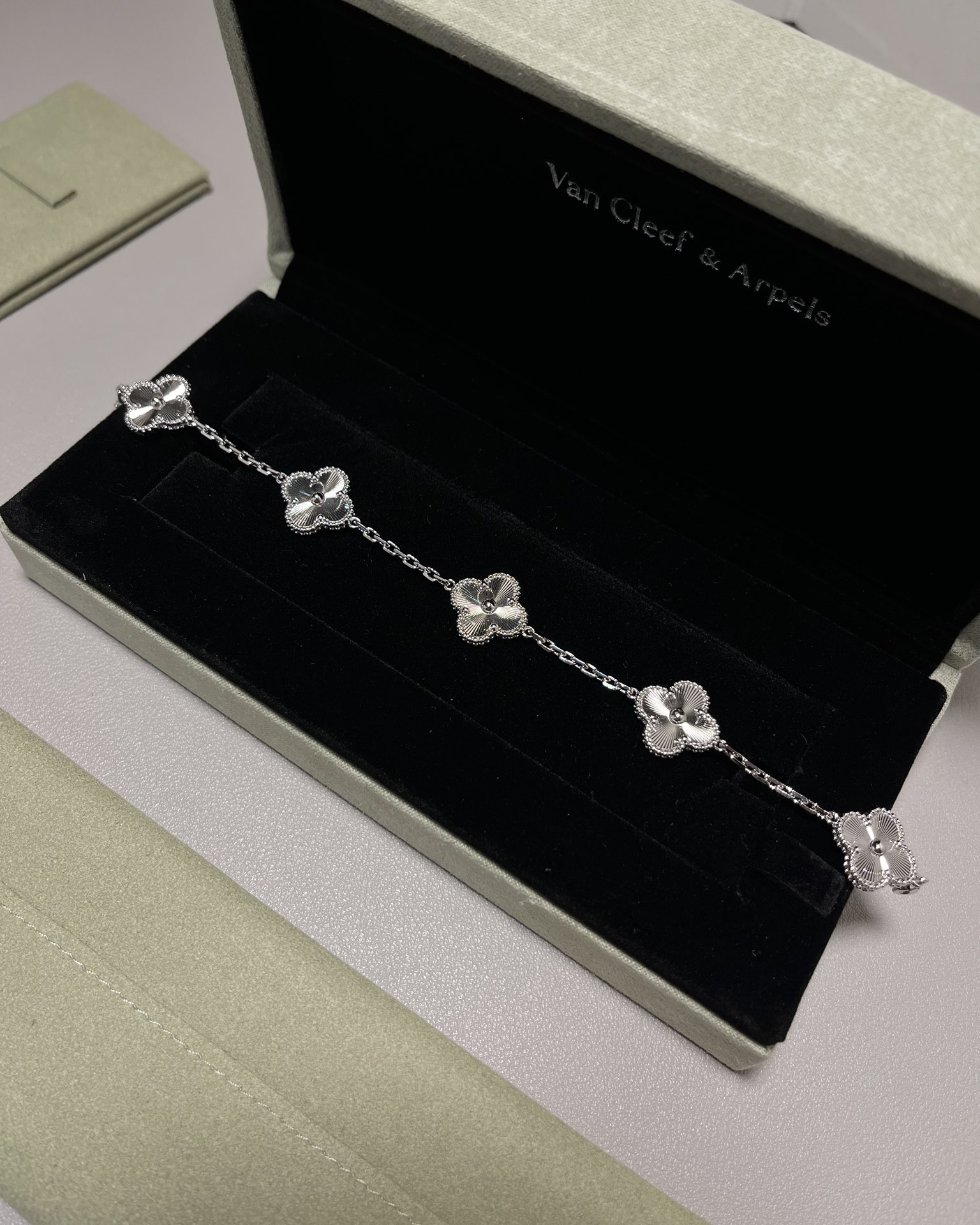 Van Cleef & Arpels vca镭射五花手链 白金色
