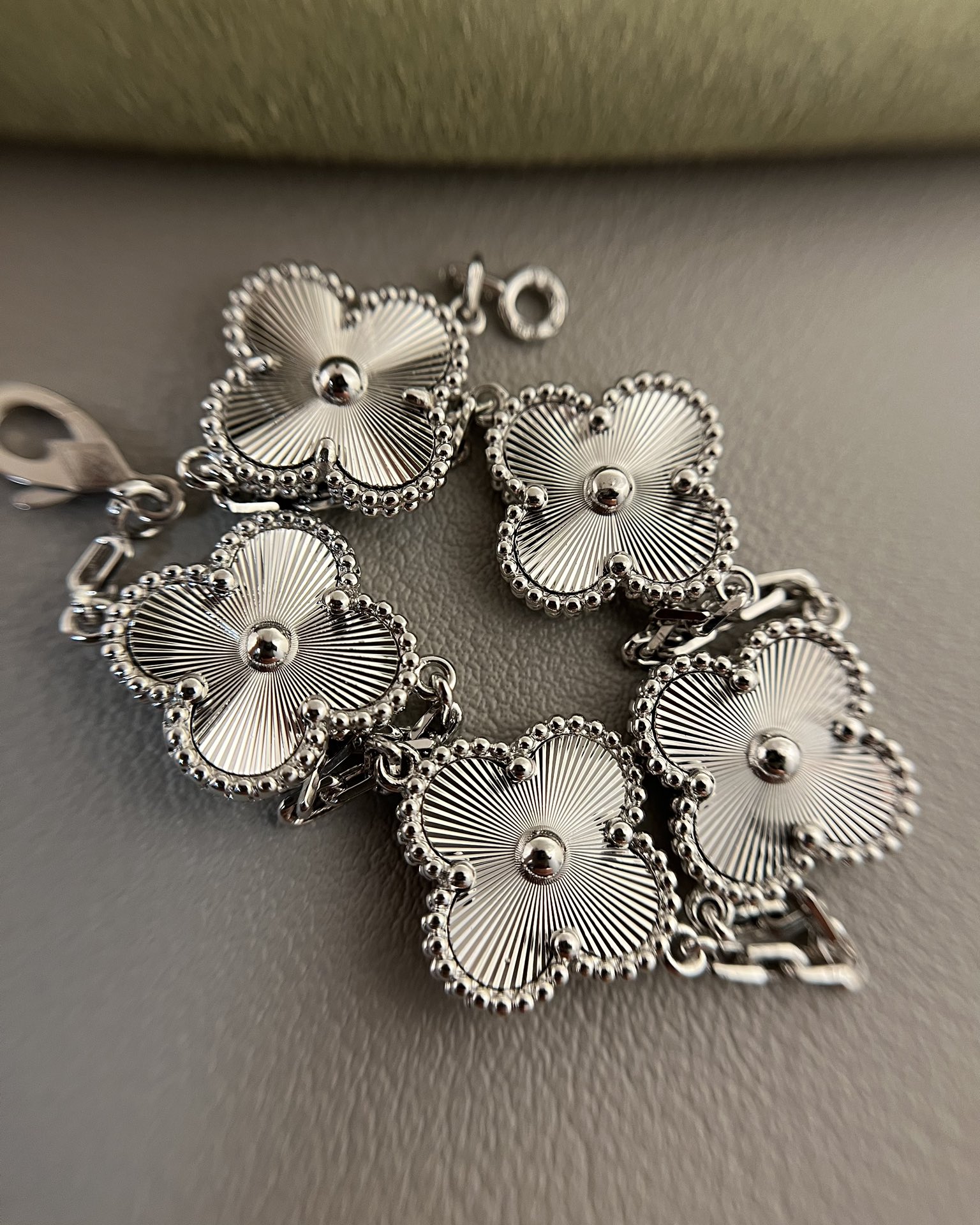 Van Cleef & Arpels vca镭射五花手链 白金色