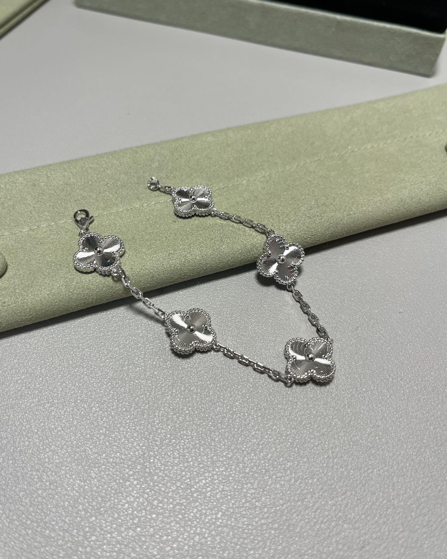 Van Cleef & Arpels vca镭射五花手链 白金色