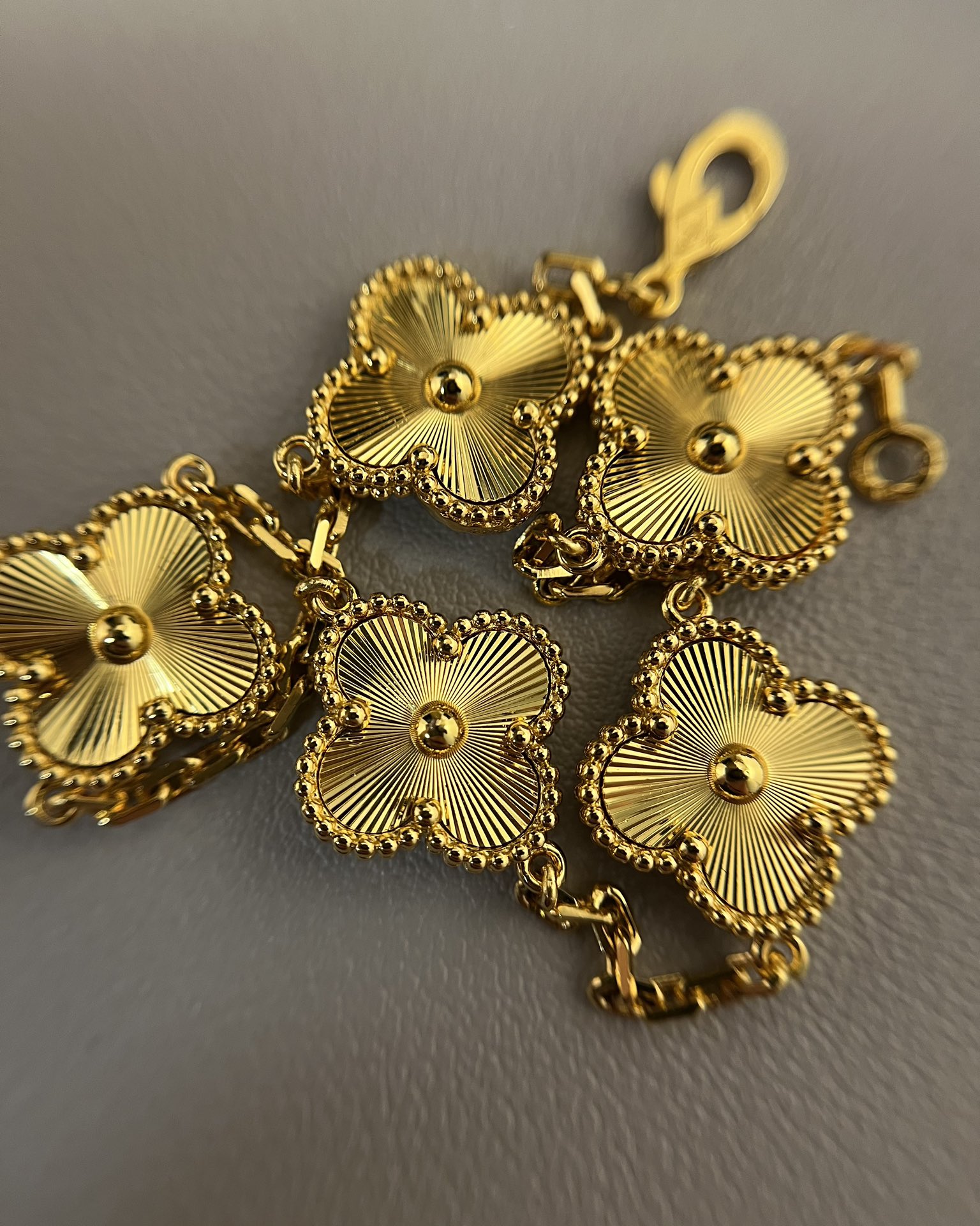 Van Cleef & Arpels vca镭射五花手链 黄金色