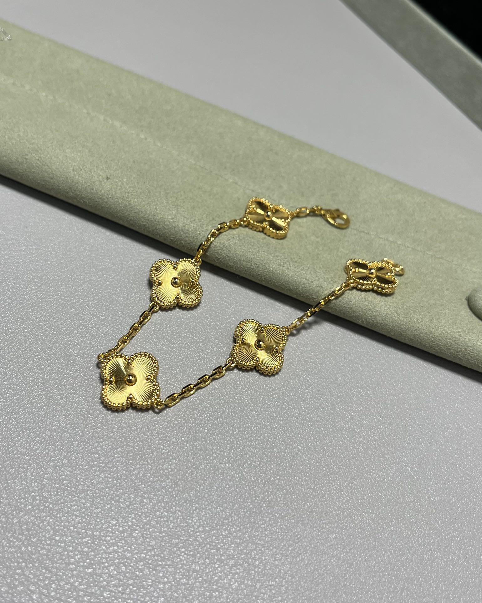 Van Cleef & Arpels vca镭射五花手链 黄金色