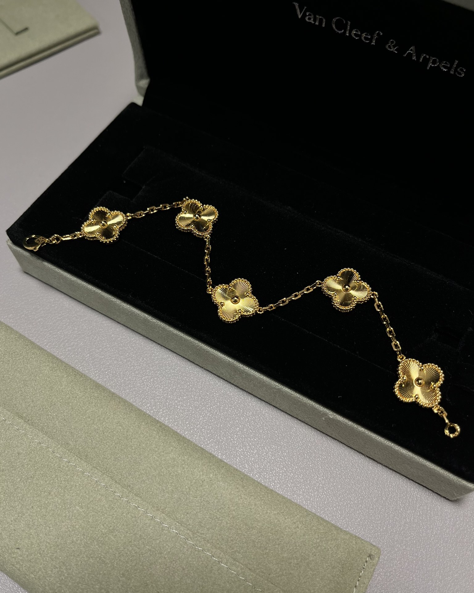 Van Cleef & Arpels vca镭射五花手链 黄金色