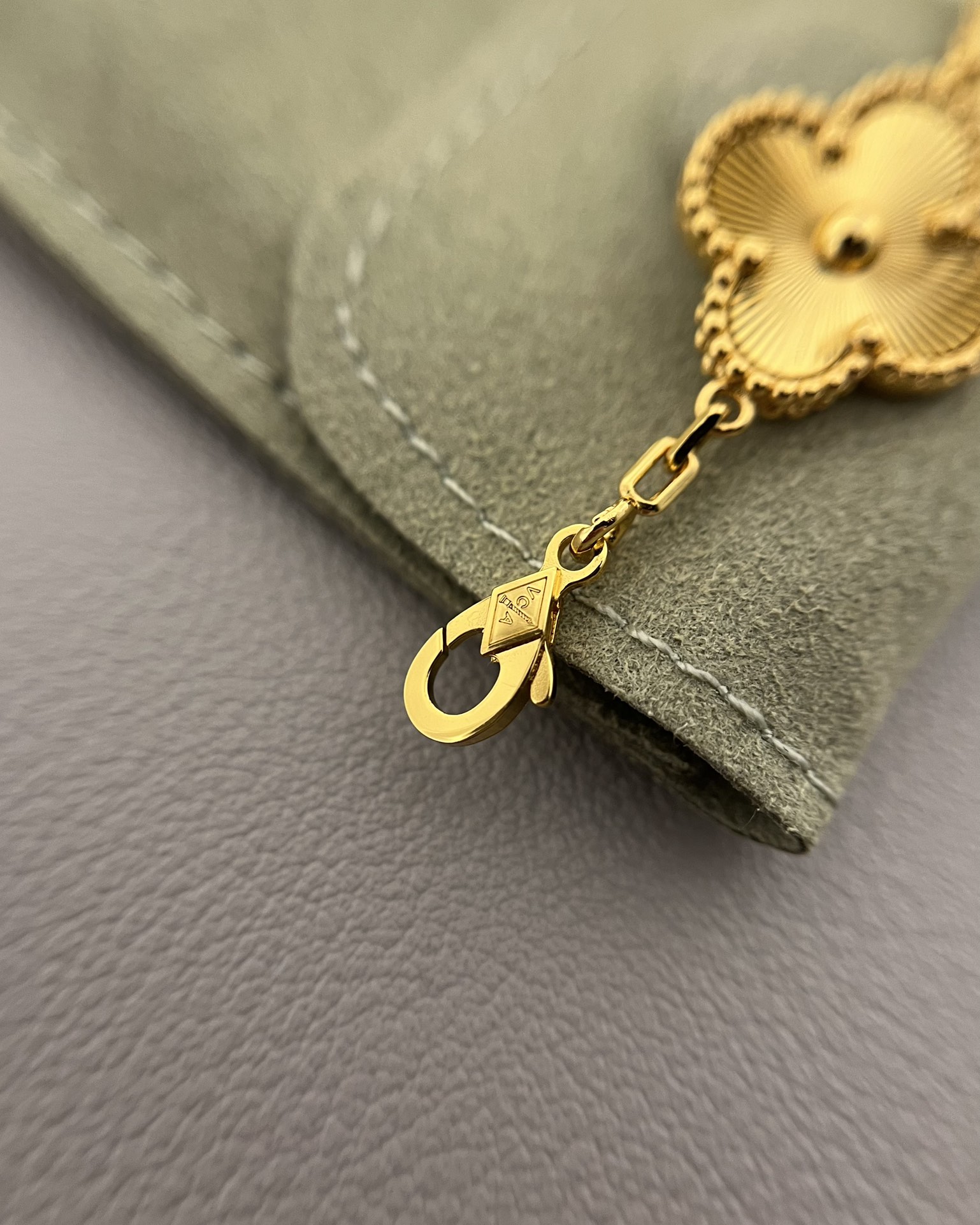 Van Cleef & Arpels vca镭射五花手链 黄金色