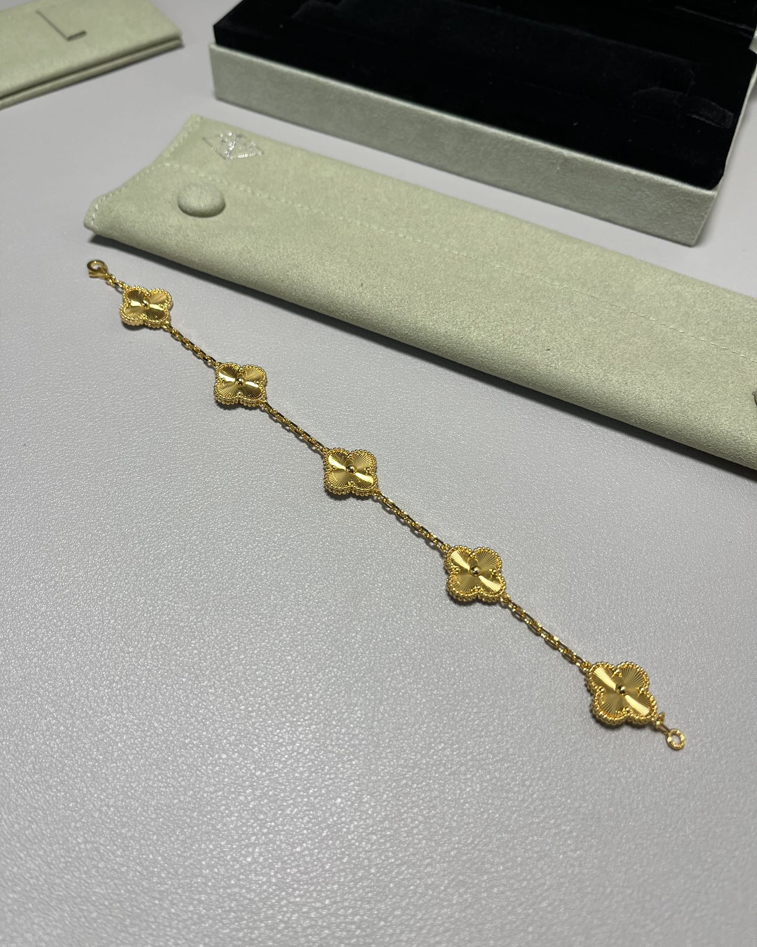 Van Cleef & Arpels vca镭射五花手链 黄金色