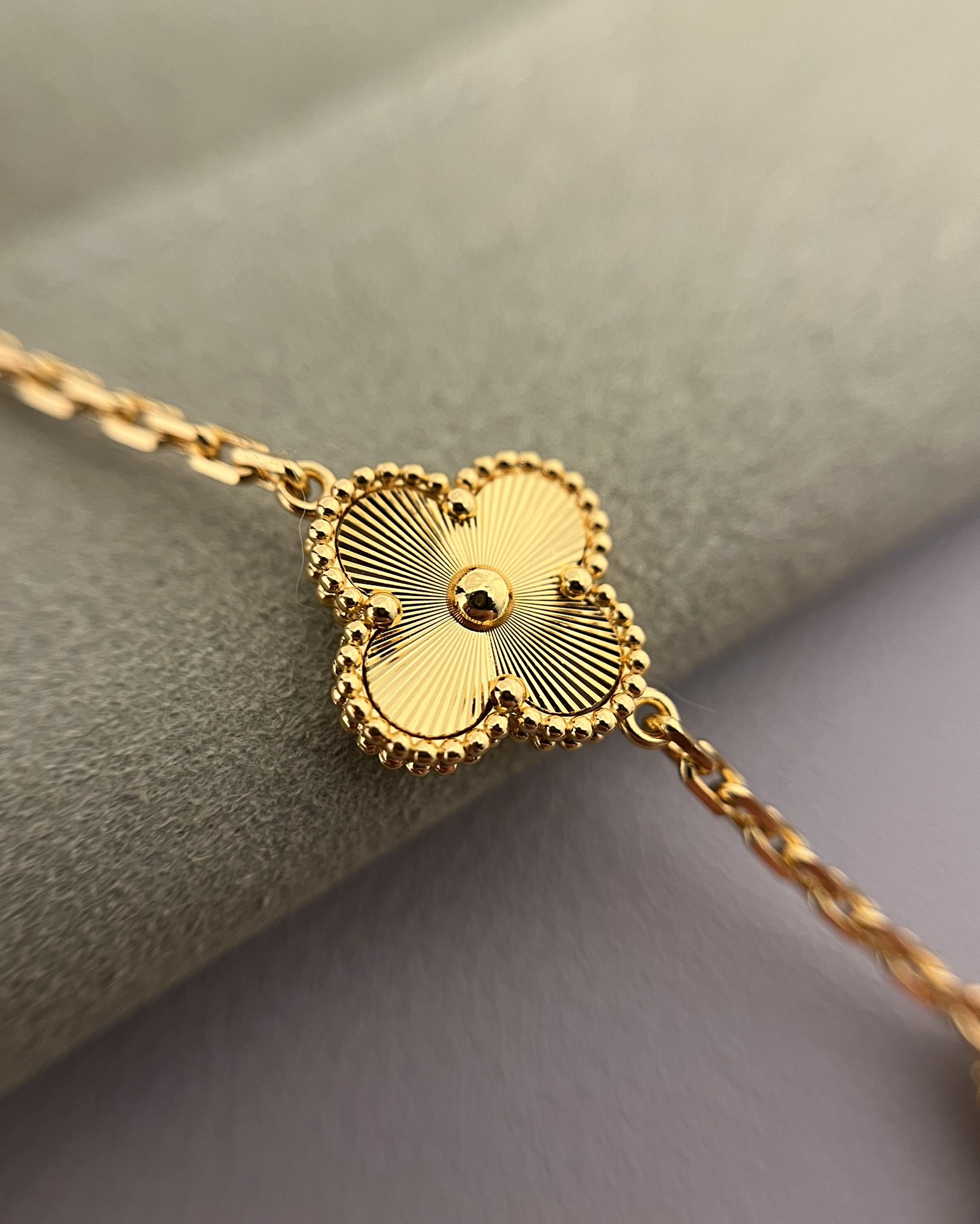 Van Cleef & Arpels vca镭射五花手链 黄金色