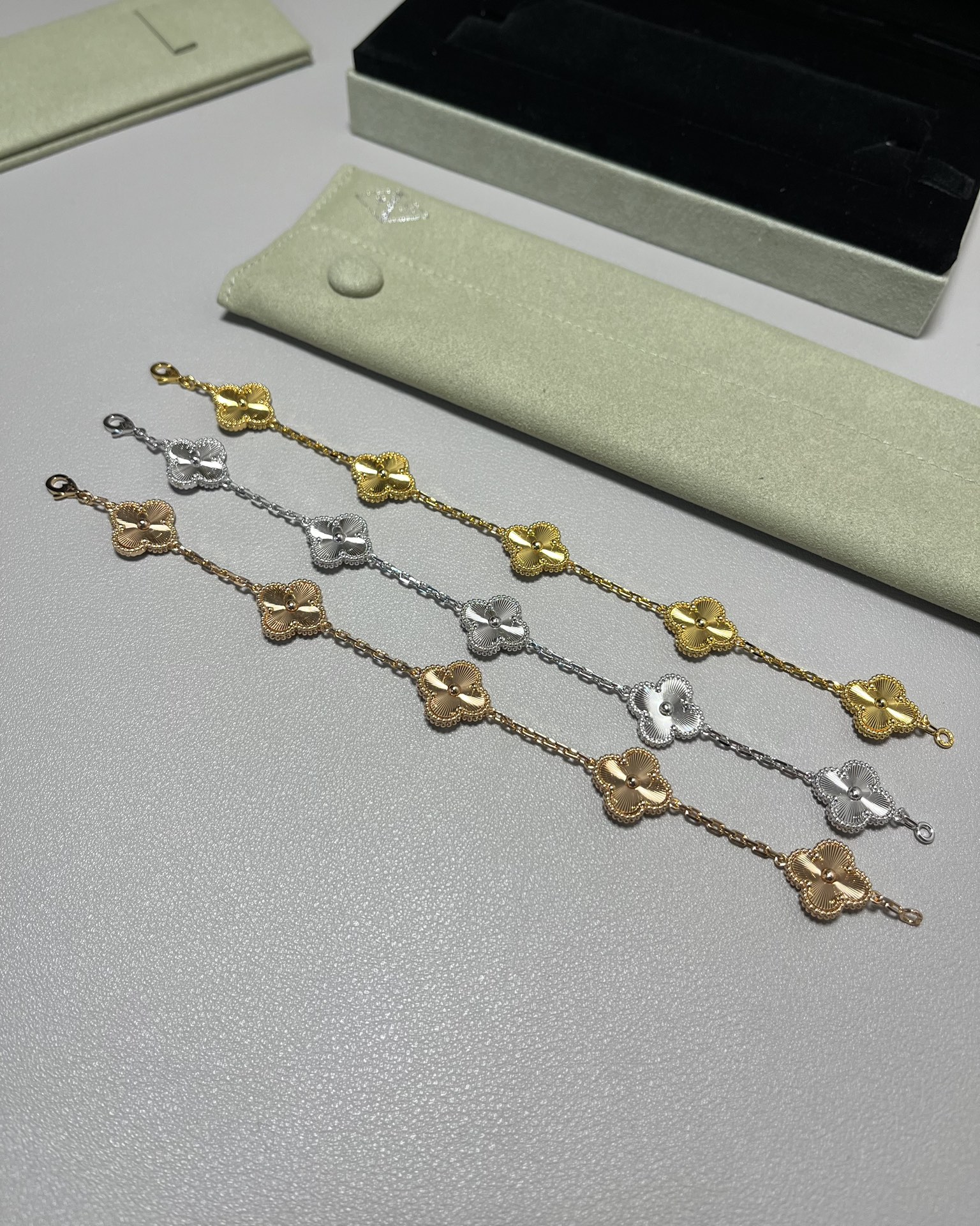 Van Cleef & Arpels vca镭射五花手链 黄金色