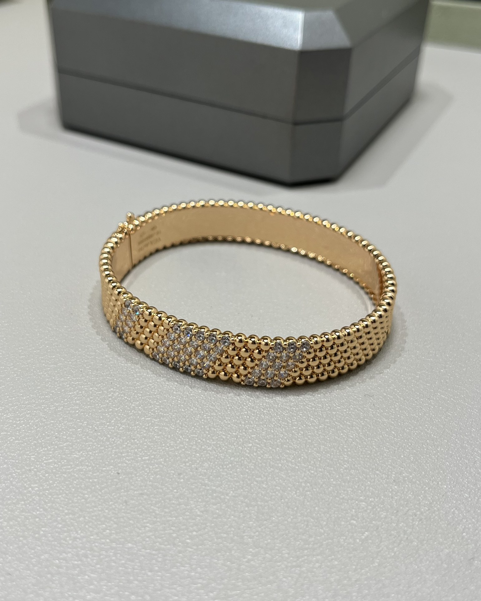 Van Cleef & Arpels 新款 vca perlee系列 宽版镶钻珠珠手镯