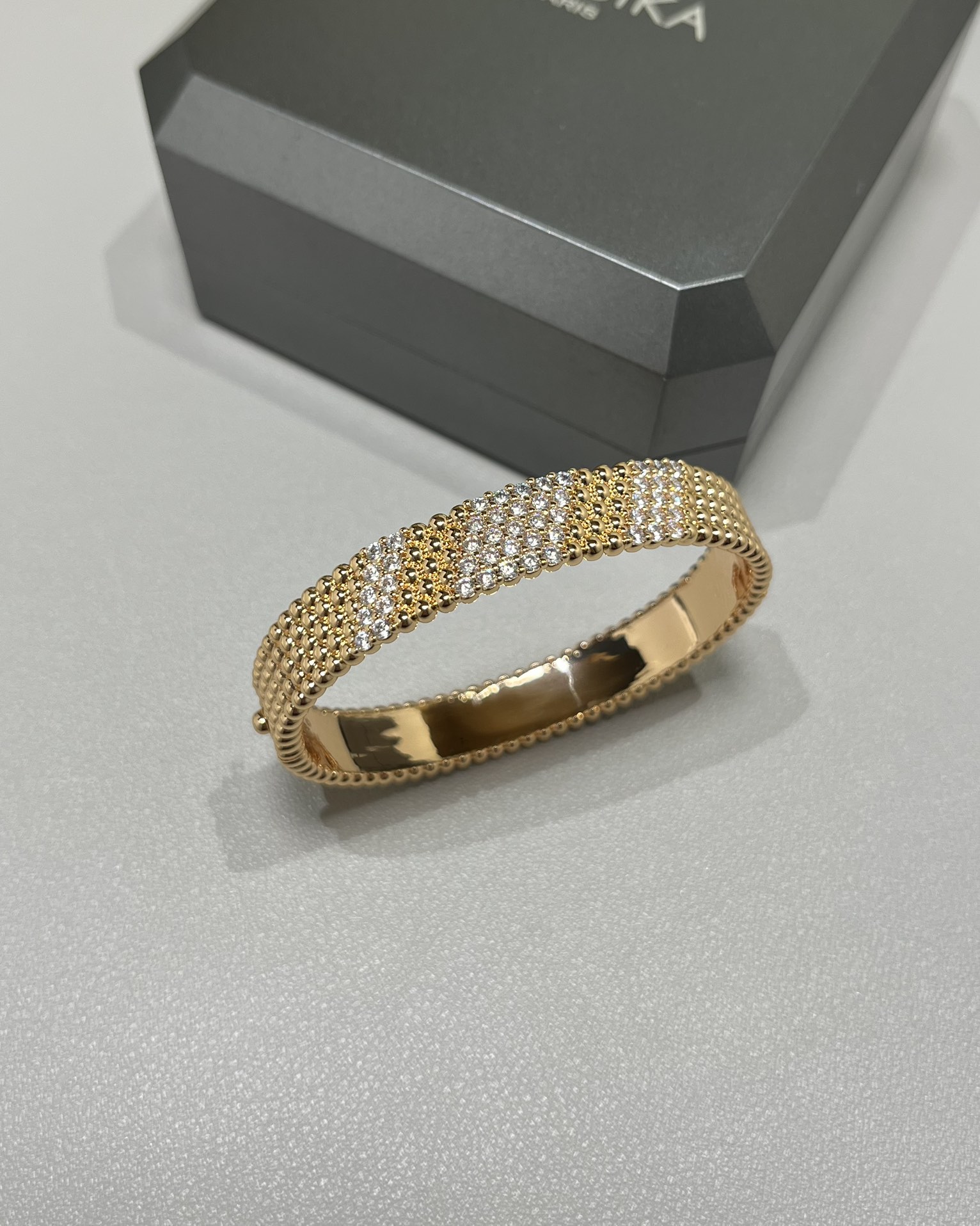 Van Cleef & Arpels 新款 vca perlee系列 宽版镶钻珠珠手镯