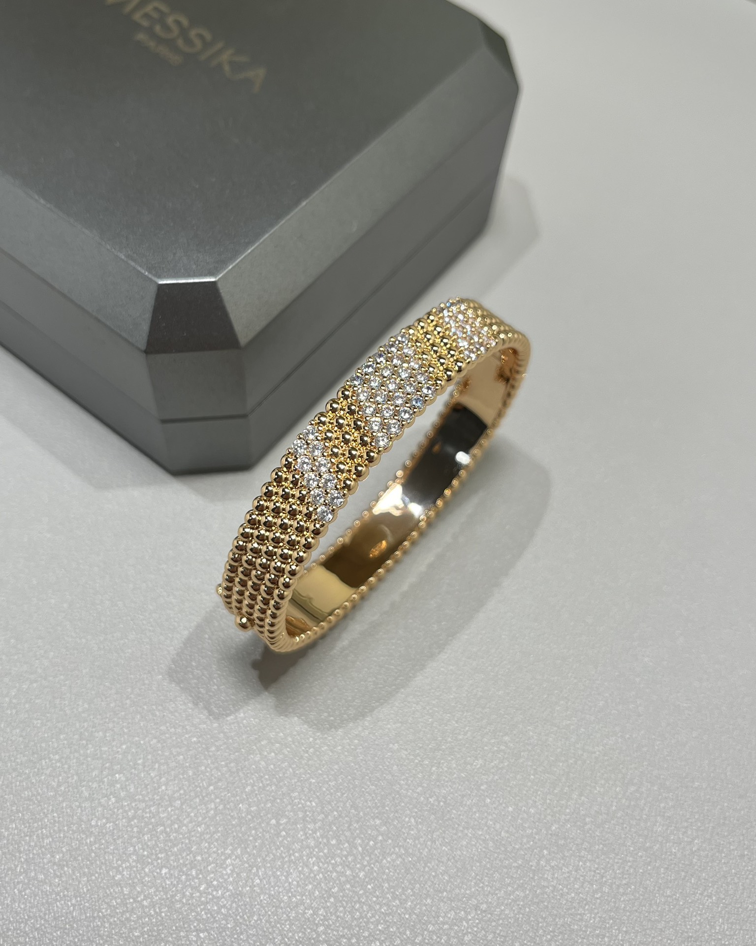 Van Cleef & Arpels 新款 vca perlee系列 宽版镶钻珠珠手镯