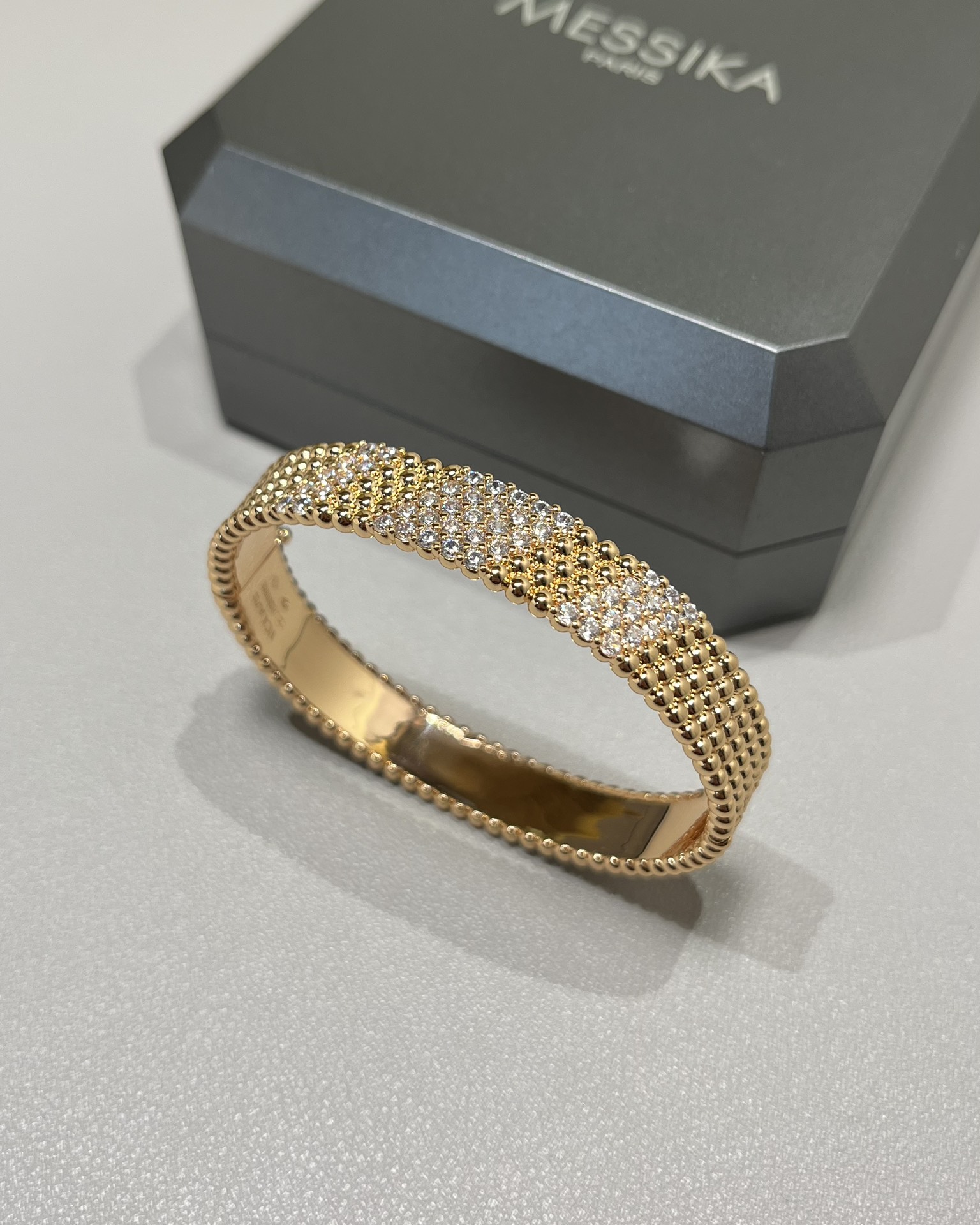 Van Cleef & Arpels 新款 vca perlee系列 宽版镶钻珠珠手镯