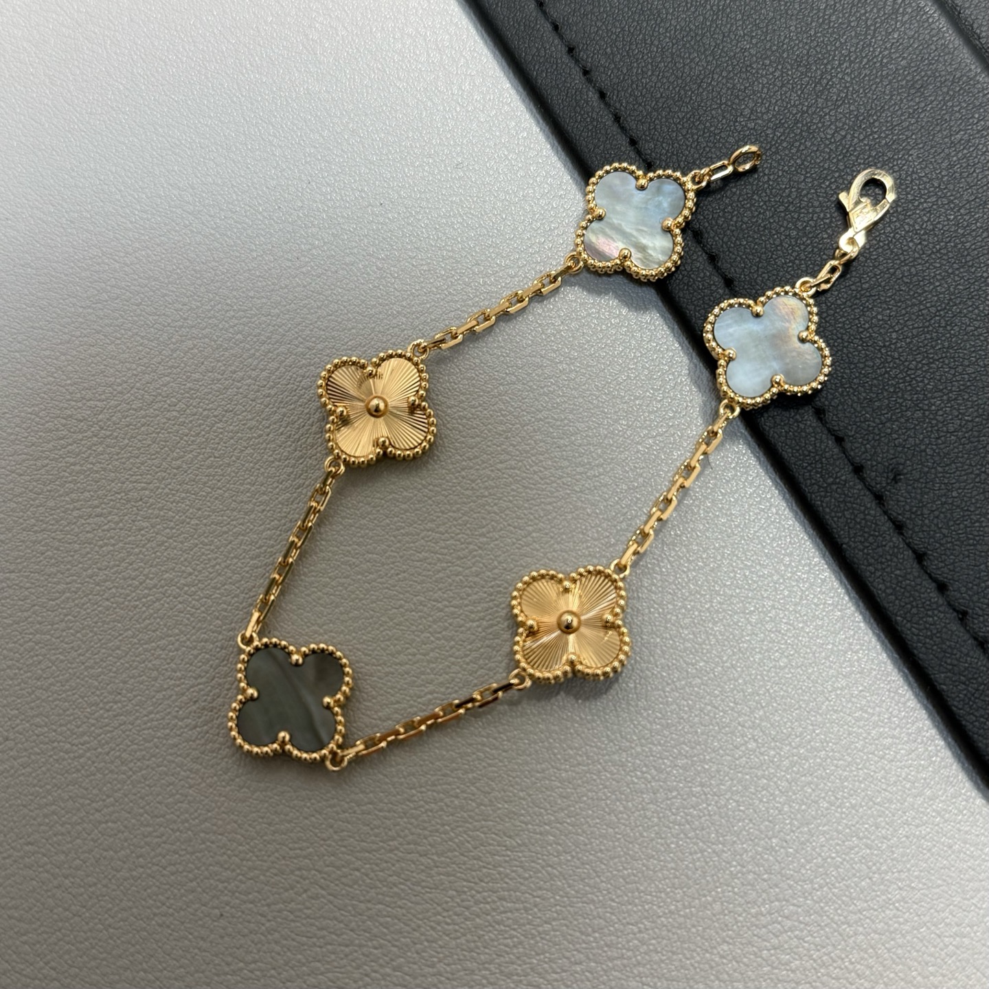 新配色 VCA 灰贝母 レーザー五花手链 玫瑰金色