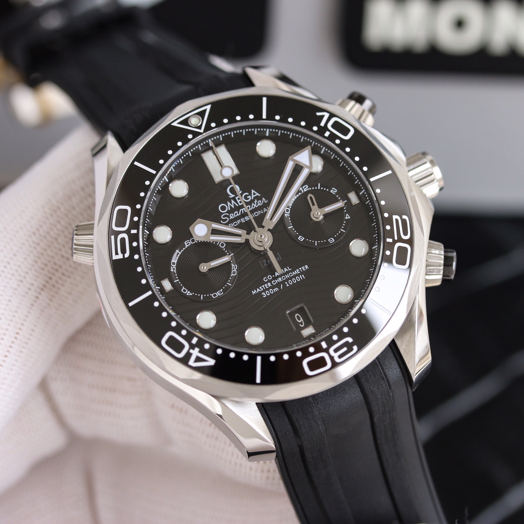 NO:157485,Omega OMEGA OT new Haima Mi 44mm Chronograph TVS Factory1-1 exclusive self-developed movement function is consistent with the original, double T black balance movement. The 3-point dial is a 12-hour chronograph and a 60-minute chronograph 1 New Haima Mi literal ceramic disc with obvious lines, and the gloss of the disc is transparent. 2 The case is sandy and delicate lines are consistent with the original. There will be no broken lines. The original conical exhaust valve is rotating. The ring port is crisp and smooth. 3 The scales and characters on the ceramic ring are not easy to turn yellow and keep the pure white and glossy font brighter for a long time. 4 High difficulty 9 Bead steel strips must be polished in place to ensure no errors in assembly. The movable head section is more hand-tight, and the extended movable buckle is more user-friendly, and can be universally exchanged with the original.  