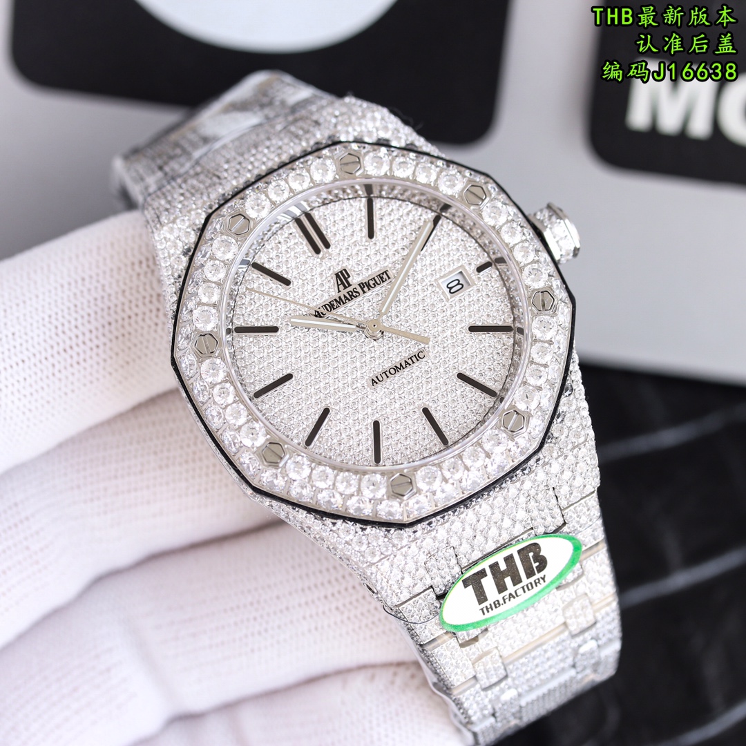NO:158386,Produced by THB!  Special offer!  The latest restore AP Audemars Piguet Royal Oak is full of diamonds and 15,400 stars, rich and inhumane, and the real thing is super shining, allowing everyone to experience the luxury of stars. THB has finally completed its work after many craftsmanship!  The entire watch is densely packed with the top Swarovski diamonds, including the side of the steel belt, and the diamonds are also covered with. I have tried countless processing techniques and pursued the extremely luxurious and invincible texture!  At all costs, we finally created the most luxurious 15,400 stars in the current market. THB instantly killed the details and workmanship of other existing versions!  Observe the exclusive details of THB. Put the head in place with diamonds and the steel belt is surrounded by diamonds. The head size is 41mm, and the movement uses a modified CAL.3120n integrated movement. The watch code is J16638. Let everyone experience the luxury of the stars!  Produced by THB, welcome to taste it!  ,swarovski,audemars19860909THB出品！特惠！最新还原 AP爱彼皇家橡树满钻15400满天星 壕无人性 实物超闪亮 让每一个人都可以体验到满天星的奢华. THB历经重重工艺,终于大功告成！整表密集镶满最顶级的施华洛世奇美钻,包括钢带侧边也是满镶钻,尝试了无数次的加工工艺,追求奢华至极的无敌质感！不惜一切的成本,终于打造出目前最豪华的15400满天星. THB秒杀其它现有版本的细节和做工！认准THB独家细节.把头镶钻到位 钢带旁边镶满钻 表头尺寸41mm,机芯采用改CAL.3120n一体机机芯.腕表编码,J16638 让每个人体验满天星的奢华！ THB出品,欢迎品鉴！,,swarovski,audemars,Watch