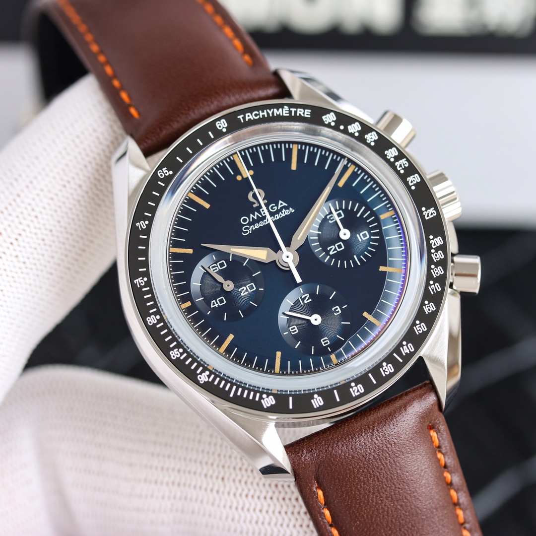 NO:393720,Omega Speedmaster Series CK, model.30.40.50.06.001, equipped with Omega Master Cycle 3861 movement, manual mechanical stainless steel material, rod-shaped luminous time scale, chronograph/antimagnetic, folding buckle, watch mirror is plexiglass arched glass, bezel bezel with black ceramic ring mouth, watch back is polished stainless steel case back, bracelet is a 'flat chain link' bracelet.,,omega19860909欧米茄超霸系列CK,型号.30.40.50.06.001,搭载欧米茄至臻天文台3861机芯,手动机械 精钢材质,棒状夜光时标,计时/防磁,折叠扣,表镜为有机玻璃拱形玻璃,表圈为黑色陶瓷圈口,表背为经过抛光处理的精钢表背,表链为“扁平链节”的表链.,,omega,Watch