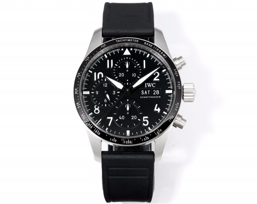 NO:388008,TW's new model exclusive research and development, IWC Pilot Series!  The latest version of the original model is opened in the market, and the excellence is kept. ① The watch uses a new model opened in 316 stainless steel, with a size of 41mm and a bandwidth of 20MM. ② In addition to having an extremely eye-catching speed measurement ceramic ring port, these two flying meters have high performance. In order to further strengthen their dynamic racing genes, not only the scale and Arabic numeral hour markers have changed from the printing form of conventional flying meters to the same inlay style as the Dafei G63, but all the time markers, pointer frames and dials use bright black decorations that perfectly echo the shiny speed measurement ring. The addition of bright black is very obvious to make the high performance of the flying meters look more refined and advanced. In addition, the three small dials not only divide the digital area and scale, but the scale rings on the outer side also specifically increase the slope, creating a sinking feeling, thus further enhancing the exquisiteness and layering of the entire watch. ③ The movement uses Asia's bottom to replicate Wanguo's 69385 automatic winding!  The movement. The panel is polished finely and has a full three-dimensional feeling!  The case is polished by Swiss technology and then hand-drawn sand, which is full of texture. The screw-in ceramic crown and double-sided anti-reflective convex sapphire glass mirror are very thorough and can withstand sudden drops of air pressure. ④ The dial design continues the pilot's classic cockpit instrument style. The dial color has been compared and adjusted hundreds of times with the authentic ones, and it is infinitely close to the authentic ones. ⑤ The strap uses the original Frug rubber strap and the Wanguo Quick Change System (EasX-CHANGE), allowing you to change the strap without tools (steel belt and tape are switched freely). The steel strap can be removed manually!  After spending huge amounts of money to dismantle the original, its structure and details are copied one by one. It ensures the restoration of the watch. ⑥ Restores the official dial one by one, using super luminous technology., chanel, iwc19860909TW新款独家研发,万国 IWC 飞行员系列！ 市场最新版本原版开模,精益求精. ①腕表采用316精钢全新开模,尺寸为41mm表带宽度为20MM. ②除了拥有极为醒目的测速陶瓷圈口,这两款飞计高性能为了进一步强化其动感的赛车基因,不仅刻度与阿拉伯数字时标由常规飞计的印刷形式,变为了和大飞G63相同的镶嵌式,并且所有时标、指针的边框和表盘都采用了与闪亮测速圈完美呼应的亮黑色装饰,亮黑色的加入非常明显的让飞计高性能看起来更加的精致和高级,另外,三个小表盘不仅将数字区域和刻度进行了分区,外围的刻度环还特别增加了坡度,营造出了下沉的感觉,从而进一步增强了整表的精致度和层次感. ③机芯采用Asia透底复刻万国的69385自动上链！ 机芯.面板打磨精细,立体感十足！表壳采用瑞士工艺打磨之后再手工拉沙,质感十足.旋入式的陶瓷表冠,双面防反光凸状蓝宝石玻璃表镜,非常透彻,可抵受骤降气压. ④表盘设计延续飞行员经典的驾驶舱仪表盘风格,表盘颜色经过上百次与正品对比调教,已经无限接近正品. ⑤表带采用原版弗橡胶表带搭配万国快速更换系统（EasX-CHANGE), 让你无需工具徒手即可更换表带（钢带和胶带自由切换）钢带都是手动可以快拆的！斥巨资拆解原装后其结构以及细节逐一复制.极高的保证了腕表的还原度. ⑥一比一还原官方表盘,采用超级夜光工艺技术.,,chanel,iwc,Watch
