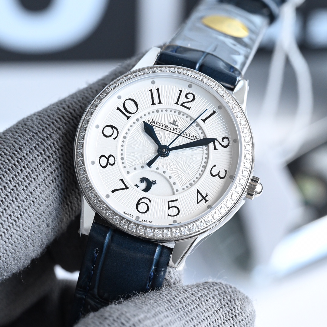 NO:394131,18k gold version Ji.Jiager-LeCoultre dating series The strongest gold bag watch is romantically released, with large-scale quality, simple lady, full of romantic feelings!  The watch size is 34mm/corrects all shortcomings of any version on the market. The simple and capable shell is polished in fine detail to ensure that the polishing process is consistent and the texture is synchronized with the authenticity. Restore the most beautiful style of the authenticity!  CAL.898A movement perfectly realizes the original calendar day and stars optional/hour and minute conversion function, following the original copy!  Stable when walking, guaranteed quality!  It is exactly the same as the authentic product. The electric blue pointer shines brightly in the sun. Italian calfskin is light and breathable, with excellent texture, and is paired with Jaeger-LeCoultre's classic folding buckle. It is equipped with a national inspection agency inspection certificate, a lifetime warranty, and a perfect recommendation for gifts for your own use!  ,jaeger-lecoultre,cowhide1986090918k包金版本 积.家Jaeger-LeCoultre约会系列 最强包金腕表浪漫登场 ,大厂品质,简约淑女,尽显浪漫情怀！腕表尺寸34mm/修正现市面任何版本的所有不足之处,简约干练的外壳打磨精细,确保打磨工艺吻合,质感同步正品.还原正品最美风采！CAL.898A机芯,完美实现原装日历白昼星辰可选/时分秒变换功能,跟足原装复刻！走时稳定,品质保证！和正品完全一致 电光烧蓝指针 阳光下熠熠生辉.意大利小牛皮轻便透气,质感上佳,搭配积家经典折叠表扣.配备国检机构检测证书,终身保修,送礼自用完美推荐！,,jaeger-lecoultre,cowhide,Watch