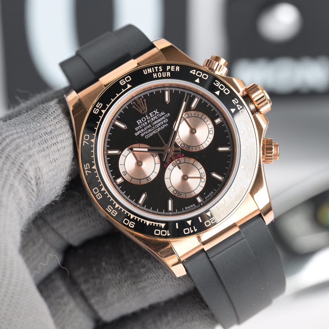 NO:394107,18k gold version Ji.Jiager-LeCoultre dating series The strongest gold bag watch is romantically released, with large-scale quality, simple lady, full of romantic feelings!  The watch size is 34mm/corrects all shortcomings of any version on the market. The simple and capable shell is polished in fine detail to ensure that the polishing process is consistent and the texture is synchronized with the authenticity. Restore the most beautiful style of the authenticity!  CAL.898A movement perfectly realizes the original calendar day and stars optional/hour and minute conversion function, following the original copy!  Stable when walking, guaranteed quality!  It is exactly the same as the authentic product. The electric blue pointer shines brightly in the sun. Italian calfskin is light and breathable, with excellent texture, and is paired with Jaeger-LeCoultre's classic folding buckle. It is equipped with a national inspection agency inspection certificate, a lifetime warranty, and a perfect recommendation for gifts for your own use!  ,jaeger-lecoultre,cowhide1986090918k包金版本 积.家Jaeger-LeCoultre约会系列 最强包金腕表浪漫登场 ,大厂品质,简约淑女,尽显浪漫情怀！腕表尺寸34mm/修正现市面任何版本的所有不足之处,简约干练的外壳打磨精细,确保打磨工艺吻合,质感同步正品.还原正品最美风采！CAL.898A机芯,完美实现原装日历白昼星辰可选/时分秒变换功能,跟足原装复刻！走时稳定,品质保证！和正品完全一致 电光烧蓝指针 阳光下熠熠生辉.意大利小牛皮轻便透气,质感上佳,搭配积家经典折叠表扣.配备国检机构检测证书,终身保修,送礼自用完美推荐！,,jaeger-lecoultre,cowhide,Watch