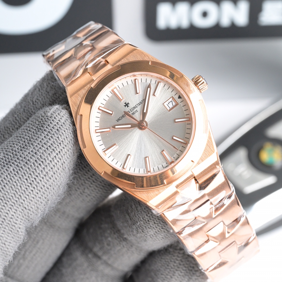 NO:394094,GS new product [VC Vacheron Constantin's new Overseas 1225v/1205v Quartz watch. A small-size watch with a diameter of 33mm is the first choice for Asian girls with slender wrists. The watch has 78 round-cut Swarovski rhinestones, which is dazzling. Sapphire crystal glass is never scratched. In the current small-size watch market, the exquisite and flexible Long-sing Sihai series watches not only have unique elegance, but also show the distinctive watchmaking connotation of the brand under the Malta cross elements. The dial is processed by the sunburst satin brushing process and has a velvety smooth minute scale circle. The 18k gold hour markers are all white luminous coating.  The movement uses imported Swiss imported ETA quartz movement, with accurate and stable 0 errors. The strap is synchronized with the original 'replaceable strap system'. You only need to tick a small scratch rod between the strap and the lug to replace the steel belt and belt strap. The independent mold opening half-marathon other cross three-piece folding buckle., versace, vacheron19860909GS新品【VC江诗丹顿全新Overseas 纵横四海系列】 型号1225v/1205v 石英腕表 表径33mm的小尺寸腕表,是手腕纤细的亚洲女生首选,腕表有着78颗圆形切割施华洛水钻,璀璨夺目.蓝宝石水晶玻璃更是永不刮花 在当下小尺寸流行的钟表市场内,精巧灵动的纵横四海系列腕表不仅独具优雅风范,还在马耳他十字元素下展现品牌特色鲜明的制表内涵.表盘经旭日纹缎面拉丝工艺处理 带有天鹅绒般光滑分钟刻度圈 18k金时标均带白色夜光涂层 机芯采用进口瑞士进口ETA石英机芯,走时精准稳定0误差,表带同步原装「可更换表带系统」,只需要拨动表带和表耳之间的一个小划杆就可以拆换钢带及皮带表带,独立开模半马其他十字三片折叠式表扣.,,versace,vacheron,Watch