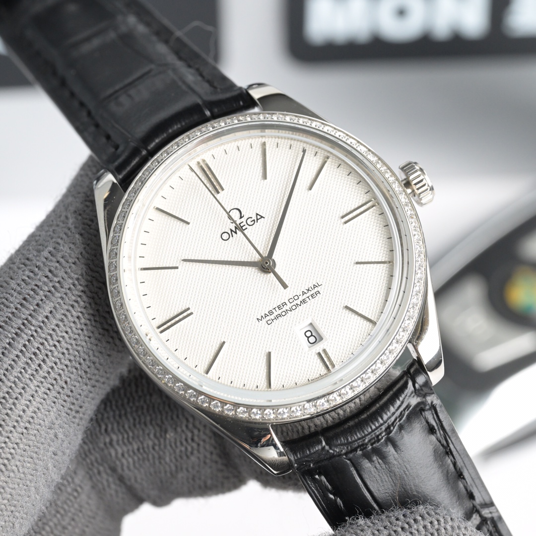 NO:394091,The OMEGA OMEGA Flying Mingdian Big Three-pin Series Manual Machinery Watch is 40mm in diameter. It took 14 months to buy the original mold opening. The overall case is made of original stainless steel and synchronizes the original polishing technology. The sapphire pot cover mirror is more classy. The arched dial has been processed with dark blue PVD, presenting the polishing effect of sun rays, and can be used with the original. In particular, the buckle logo is carved one by one by one by the fine engraving machine, which is full of three-dimensionality, and it is truly perfect. The only original mold opening belt in the market, the logo is also exquisitely carved. The 2824 movement is used to change to black balance wheel synchronize the official Master Chronometer movement. Through the wear-resistant sapphire glass back, the operation of the movement is clearly visible. Welcome to watch friends to appreciate it.,,omega19860909重磅推出OMEGA 欧米茄碟飞名典大三针系列手动机械 腕表 至臻天文台表径 40毫米,购入原版开模,历时14个月,整体表壳采用原装精钢材质打造,同步原装打磨技术.采用蓝宝石锅盖镜面更显档次 拱形表盘经过深蓝色PVD处理,呈现出太阳射线的打磨效果, 均可跟原装通用,尤其扣面标志是精雕机一个个雕刻出来,立体感十足,真正做到了完美. 市场唯一原装开模皮带 表扣.标志同样是精雕出来的.采用2824机芯改黑摆轮同步官方至臻天文台机芯,透过耐磨损蓝宝石玻璃表背,机芯的运转美态清晰可见.欢迎广大表友品鉴.,,omega,Watch