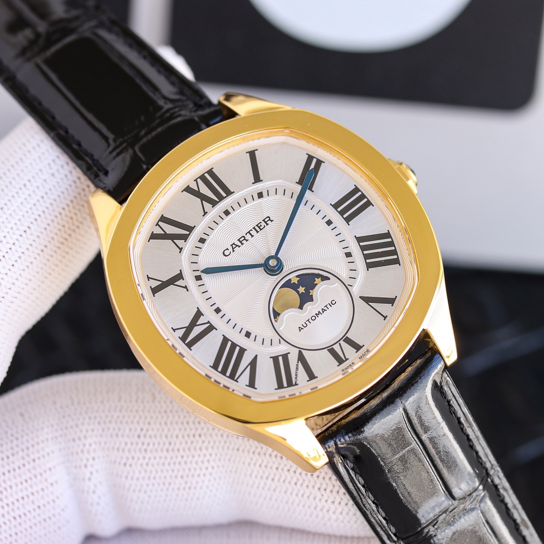 NO:394150,Cartier Drive de Cartier series watches. With elegant and solemn pillow-shaped design and neat and elegant line layout, it fully demonstrates the masculine charm of men. [Case] ​​The watch data is 40mmX41mmX12mm, the unique pillow-shaped case is first-class, and the bright and full curved lines of sapphire glass are replicated in place. We strive for excellence to restore the most closest experience to the original version for watch friends. [Technical breakthrough] The original Cal.1904-S MC movement, automatic trolley and large and small plywood are rhodium-plated. The balance wheel position matches the original product, and the simulation is close to the counter. [Excellent details] 1. The original mold is exclusively purchased in the market 2. The quenched and roasted blue pointer is full and three-dimensional. 3. The classic button lock pattern of the dial is delicate and coordinated.  4.12 Roman logos are printed with superimposed printing, with round and neat effects. They are calm and restrained and exquisite in craftsmanship, adding a unique atmosphere to your wrist.,, cartier, cartier19860909卡地亚Drive de Cartier系列腕表.以典雅肃穆的枕形设计搭配利落大方的线条布局,尽显男儿阳刚不屈的魅力.【表壳】腕表数据40mmX41mmX12mm,独特的枕形表壳做工一流,蓝宝石玻璃明朗饱满的弧形线条复刻到位.精益求精,为广大表友还原最接近原版的体验.【技术突破】原厂Cal.1904-S MC机芯,自动陀和大小夹板均有做镀铑处理,摆轮的位置与正品吻合,仿真度直逼专柜.【精彩细节】1.市场独家购入原装开模 2.淬火烤蓝指针饱满立体 3.表盘的经典钮锁饰纹细腻协调 4.12只罗马标识采用叠加印刷,效果圆润工整.沉稳内敛,工艺精湛,为您的腕间增添一份别致的气息.,,cartier,cartier,Watch