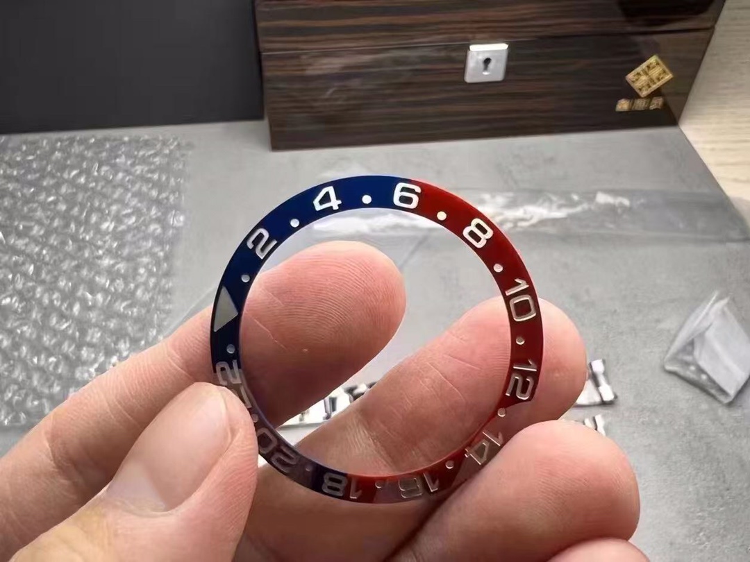 NO:553455,Cut from real stone, each piece has a different texture!  Real meteorite, real meteorite, real meteorite noodles, not ordinary noodles in the market!  High quality!  Paired with one-piece, seam-free ceramic ring, color matching, the upper version is sky blue, the lower version is tomato red, this tomato red color is matched, high quality, high quality, high-end and high-end!  The most cost-effective, affordable price, all-in-one machine, counterclockwise adjustment, and calendar adjustment!  CCplus factory, the latest Rolex, truly genuine meteorite face!  ROLEX Greenwich series MK1 is the best match for the original ceramic customized one-piece ceramic ring, the cola ring mouth is in the same color, the one-piece ring mouth has no seams. You are not the best, but having you is better than anything else. The tomato red color is particularly eye-catching, high-end and classy!  New product, must be a high-quality product, the latest customized high-end style, with pictures and facts, you can watch the video, CCplus factory 126710 Greenwich ceramic ring font details comparison, 12 o'clock triangle part, top corner, bottom corner part, sharp corners are all rounded, consistent with the original.  For the font part, depth is only one aspect. The original process is that the bottom surface of the font is 90 degrees perpendicular to the straight body of the font. To achieve this effect, the mold can only be molded in one piece. Laser typing will cause bevel edges, rough shading, chipping and other problems.   The depth of the font is consistent with the original, sinking 0.13mm. In addition, the edges of the font are rounded and polished. The electroplating color has also been digitally adjusted. Most of them on the market are pure gold, and the real ones are slightly red. In terms of look and feel, it will be much more comfortable. The appearance of the watch case is all made of 904L shell, which perfectly restores the entire GMT shell shape and corrects the GMT turning feel. The crown head part also shows the embossed crown effect.  The bottom cover is also consistent with the original version, polished, brushed, and brushed at the bottom of the case. The fit between the bottom cover and the case is almost the same. The gap between the crown and the case can be compared by yourself. In the inner shadow part, the tail of the letter 'R' has been corrected in the entire series and is slightly raised. If you really want to be picky, it is the inner shadow part. The shading is not as delicate as the original version, limited by domestic laser technology and equipment. What CCplus factory launched this time is gmt   Because the first original model of 126710 was completely damaged after opening the mold, I temporarily purchased another one. There will be slight differences in the details. However, during the comparison process, the comparison will still be done in the form of pictures and texts, and will not avoid the important. Although there will be differences in the details of the authentic version, the overall craftsmanship will not be too biased. Each model in the future will be presented to friends in this way of comparison between true and false. If it is, it will be changed, and if it is not, it will be encouraged. Because  Due to the version difference, the calendar font will be different. I hope you understand that in addition to the production of ceramic rings, the CCplus factory is also a top priority in dial font printing and calendar. Because of the limit of the number of pages, I will not go into details one by one. 'Look for the CCplus factory's unique code 6831L6V6, button code F6U, soft film packaging, with an all-in-one machine, counter-adjustable hour hand, and callable calendar, quality assurance -  - - - - - - - - - - - - -   -,,rolex,gold19860909真石头切割出来的,每一片纹路都不一样！真陨石,真陨石, 真陨石面,非市场普通面！高品质！搭配一体式,无接痕陶瓷圈,颜色对版,上对版天蓝色,下西红柿红,这个西红柿红颜色对版,高质量,高品质,高端上档次！ 最高性价比,亲民价格,正一体机,逆调时针,可回调日历！ CCplus厂,最新劳力士 真真正正的真陨石面！ROLEX 格林尼治系列 MK1 最配对原版陶瓷定制一体式陶瓷圈,可乐圈口对色,,一体式圈口,没接痕,你不是最好的,但是有你却比什么都好,西红柿红特别显眼,高端上档次！新品,必属精品,最推出定制高端款式,有图有真相,可观看视频、CCplus厂 126710格林尼治陶瓷圈字体细节对比,12点位三角部分,顶角,以及底角部分,尖角位置全部做圆角处理.与原装达到一致. 字体部分,深浅只是一方面,原装工艺为,字体底面全部垂直90度于字体的直身,做到这种效果,只能模具一体成型,激光打字会出现斜边,以及底纹粗糙,崩边等一系列问题. 字体深度与原装一致,下沉0.13mm.另外字体边缘圆角打磨处理.电镀颜色也是经过数字调试,市面上大多为,纯黄金色,真品的略微带一些红色.观感上来说,会舒服许多.表壳外观,全部采用904L壳身,完美还原gmt整个壳形,修正gmt转圈手感.皇冠把头部分也展现出,浮雕皇冠效果 底盖部分,也和原版一致,抛光,拉丝,以及表壳底部拉丝.底盖与表壳的契合程度,几乎一致.把头与表壳缝隙可以自行对比.内影部分,全系列全部修正字母“R”的尾巴,微微凸起.如果真的要吹毛求疵,那就是内影部分,底纹没有原版细腻,受限于,国内激光技术以及设备.本次CCplus厂推出的是gmt 126710因为第一支原版开模,已经完全损坏,所以临时又购买一只,细节上会有些许差异.但是在对比的过程中,还是会以图文的方式进行对比,不会避重就轻,虽然真品版本细节上会有差异,但是整体工艺不会有太大偏差,未来的每一款,都会以这种的真假对比的方式呈现给表友,有则改之,无则加勉.因为版本差异,但是日历字体会有差异,这个希望理解,cCplus厂除了对于陶瓷圈口制作在行,在表盘字体印刷,以及日历,也是重中之重.因为页面数量的限制,就不一一赘述.」认准CCplus厂独特编码6831L6V6,扣子编码F6U,软膜包装,搭配正一体机,逆调时针,可回调日历,品质保证- - - - - - - - - - - - - - -,,rolex,gold,Watch