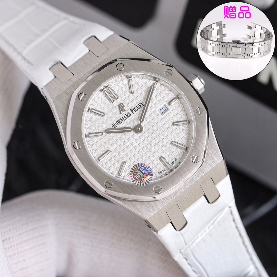 NO:602145,AUDEMARS IGUET Royal Oak Series 67651OR Women's Quartz Watch ~ makes a shining debut!  Goddess versatile style, sparkling and adorable!  GR purchased genuine disassembly and demolding, polished the whole process with CNC, and calibrated and adjusted the shape many times, with clear edges and corners. The diameter of the case is 33MM, the polygonal bezel is closely matched with the case, and the bezel is fixed to the case with hexagonal screws (the bezel is inlaid with exquisite Swarovski  Shiqi diamond, dazzling) The strap links are exquisite and regular. The links have been carefully polished hundreds of times to show a perfect texture. The folding clasp is simple to open and close and easy to wear. The lugs of the watch are bent to ensure that the watch fits better with the wrist.  The dial is engraved with 'Grande Taisserie' large square pattern decoration, with fluorescent three-dimensional time scales and Royal Oak hands. The large hands and time scales make reading easy and clear. The date display window at three o'clock is displayed with Arabic numerals. The watch has a sealed bottom, and the English name of the Royal Oak series 'Royal Oak' is engraved on the bottom. It is equipped with a Swiss 784 quartz movement inside. It keeps accurate time!  Produced by GR, the goddess can also be royal!  ,,swarovski,audemars19860909AUDEMARS IGUET爱彼 皇家橡树系列67651OR女士石英腕表～闪耀登场！女神百搭款,闪闪惹人爱！ GR购入正品拆解开模,全程CNC打磨,多次校对调整版型,棱角分明.表壳直径33MM,多边形状表圈与表壳精密相合,表圈以六边形螺丝栓固定在表壳上（圈口镶嵌精美施华洛世奇钻,璀璨夺目）表带链节精致规整,链节经过上百次细致的打磨处理,呈现出完美的纹理.折叠式表扣开合简单,佩戴方便.腕表表耳处呈弯折状,可以保证腕表与腕部更加贴合. 表盘镌刻“Grande Taisserie”大方格纹装饰,搭配荧光立体时标和皇家橡树指针,宽大的指针和时标让读时简单清晰.三点位置日期显示窗口,以阿拉伯数字显示. 腕表为密闭表底,表底上镌刻皇家橡树系列的英文名称“Royal Oak”字样.内部搭载瑞士784石英机芯.走时精准！ GR出品,让女神也可以很皇家！,,swarovski,audemars,Watch