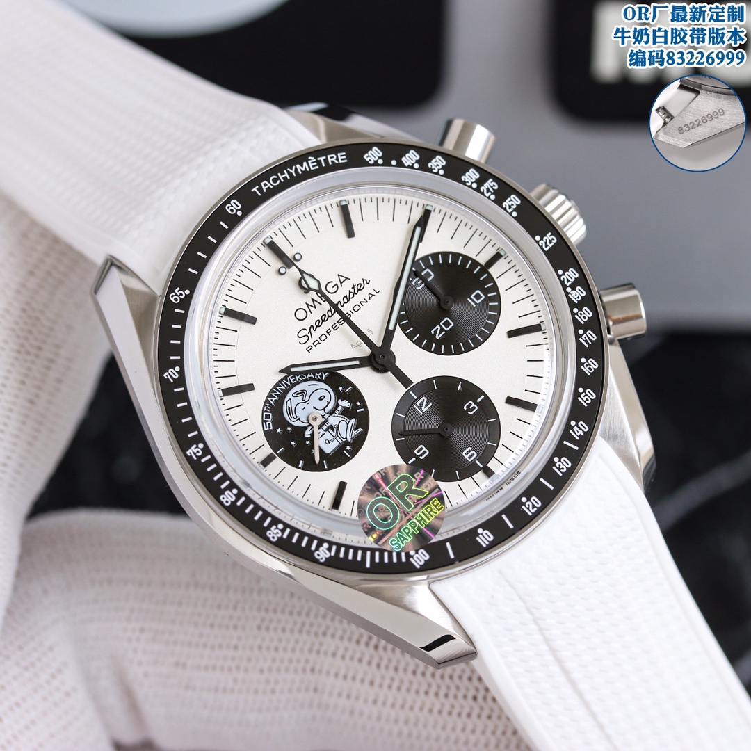NO:726851,Produced by OR factory, quality guaranteed, time-honored factory, popular style, latest counterweight version!  Original weight, OMEGA's latest customization, milk white high-end rubber tape style, Speedmaster series. The new OMG Speedmaster 'Snoopy Award' 50th anniversary commemorative watch makes a domineering appearance [Professional Moonwatch] customized version, customized tape style, and an extra pair of original cowhide leather belts for you to choose, both correct, high-end and elegant style!  [Case] ​​The back of the case uses NAIAD lock technology to ensure that the engraved text is always in the correct position, and the image of the back of the moon and a disc are printed on the sapphire glass case back. [Dial] The imitation Ag sterling silver dial is made and decorated with silver-gray electroplating coating to look more realistic. The blue dial at 9 o'clock is embossed with a silver badge with the 'Snoopy' pattern, which is even more unique!  [Glass] Paired with a pot lid with arc-shaped double-sided anti-reflective sapphire crystal mirror [Belt/Steel Belt] Paired with a blue nylon strap/strap lining embossed with the 'Apollo' 13 mission flight track, with a new three-bead steel strap that is more fashionable and more comfortable to wear, and the buckle logo has a more retro feel. The case size is 42 mm with a black ceramic bezel, and the movement uses a classic manual winding chronograph movement (1863). Only after playing a manual chronograph movement is it complete!  OR boutique, unique ingenuity, the watch is equipped with an original butterfly buckle, and a pair of original straps are given as a gift. Quality guaranteed watch 83226999, omega, cowhide, pure silver19860909OR厂出品,质量保证,老字号工厂,口碑款式,最新配重版本！原装重量,欧米茄 OMEGA 最新定制,牛奶白色高级橡嗯胶带款式,超霸系列 全新OMG超霸“史努比奖”50周年纪念腕表霸气登场【专业月球表】定制版本,定制胶带款式,送多一副原厂牛皮皮带,任君选择,两不误,高端大气款式！【表壳】表壳背部采用NAIAD锁扣技术,确保雕刻文字始终保持正确的位置,而蓝宝石玻璃表背下印有月球背面影像与圆盘【表盘】 仿造Ag纯银表盘打造饰以银灰色电镀涂层看起来更逼真,9点位置的蓝色表盘压印“史努比”图案的银质徽章更显独特！【玻璃】搭配锅盖弧拱形双面防反光蓝宝石水晶镜面 【皮带/钢带】搭配蓝色尼龙表带/表带衬里印压“阿波罗”13号任务航行轨道,搭配全新三珠钢带更加时髦佩戴更加舒适,表扣logo 更具复古气息.表壳尺寸42毫米搭配黑色陶瓷表圈,机芯采用经典手动上链计时机芯（1863）玩过手动计时机芯才算完整！OR精品 匠心独具,腕表搭配原装蝴蝶表扣,赠送一副原厂表带,品质保证腕表83226999,,omega,cowhide,pure silver,Watch
