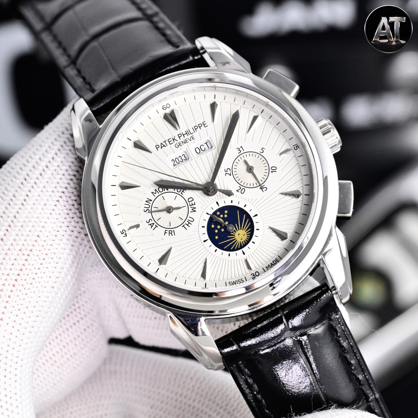 NO:945921,Produced by TW, white case, gold case, diamond TW Factory Patek Philippe PP R82 super complex timepieces 5327 and 5140 series watches, the most classic style in the perpetual calendar. The diameter of the watch is 41mm, moderate in size, suitable for people in all walks of life. The dial layout is generous and decent, evenly laid out, and has many functions but does not make people feel complicated. The sunburst pattern with gold three-dimensional Breguet digital scales and willow leaf hands makes people feel brighter.  The dial has a 12-digit dual calendar for the year and month, a calendar display at 3 o'clock, a 24-hour true moon phase display at 6 o'clock, and a day of the week display at 9 o'clock. The overall layout of the dial is wide but not compact, and very elegant. 9 Modifications 5327 and 5140 are equipped with Cal. 324 Q automatic winding movements, with a transparent back, providing a 48-hour power reserve, and a waterproof depth of 30 meters, meeting the needs of daily life.  In addition, it is paired with an Italian cowhide strap and a PP iconic lantern buckle, which gives it a retro and elegant feel. These 5327 and 5140 are formal watches, with various dials for you to choose from. They go well with black, white and gray formal wear, and can also be worn casually for daily wear.  A classic work of art, a perfect collection. Patek Philippe’s exclusive slogan: No one can own a Patek Philippe, we just keep it for the next generation. But I ask people who love watches, who doesn’t want to own a Patek Philippe? This may be the starting point or even the end point of many watch lovers’ original intention. If an opportunity appears in front of you, then cherish it!  Luxurious and exquisite recommended men’s multifunctional mechanical watch. For the best luxury recommendation as a gift, please look for the exclusive quality of TW factory, breguet, patek philippe, cowhide19860909TW 出品 白壳 金壳 钻 TW Factory 百达翡丽 PP R82 超级复杂功能时计5327、5140系列腕表,万年历中最经典的款式. 表径为正装41mm,大小适中,适合各类行业人士,表盘布局大方得体,布局均匀,功能虽多却不让人觉得繁杂,日辉纹搭配金质立体宝玑数字刻度和柳叶指针更让人觉得眼前一亮. 表盘12位双历为年份与月份,3点位置为日历显示,6点位置为24小时真月相显示,9点位置为星期显示,盘面整体的布局,宽阔不紧凑,非常典雅.9 改 5327及5140搭载Cal.324 Q自动上链机芯,背透,提供48小时动力储存,防水深度30米,满足日常生活所需. 另外,搭配意大利牛皮表带,带PP标志性灯笼扣,复古儒雅的感觉拉满. 这款5327、5140属于正装表,各色表盘任君选择,搭配黑白灰正装都不错,日常搭配休闲也可. 一件经典的艺术品,一件完美的收藏品.百达翡丽的专属语谁都无法拥有一块百达翡丽,我们只是为下一代保管.但试问爱表之人,谁不愿意拥有一块百达翡丽呢,这或许是很多爱表之人初心的起点,甚至是终点.如果有个机会出现在你面前,那么就好好珍惜吧！奢华精致推荐男士多功能机械腕表 送礼最佳奢华推荐请认准TW厂独家品质,,breguet,patek philippe,cowhide,Watch