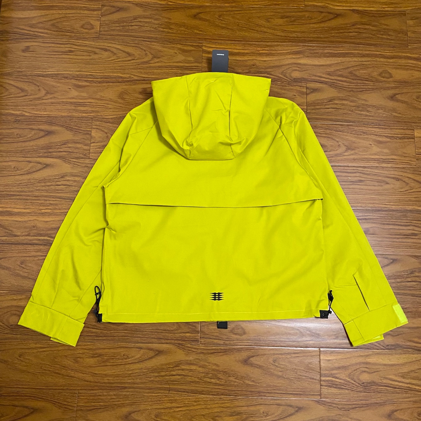 💰209
DESCENTE/迪桑特 户外防风功能性的三防软壳冲锋衣情侣款外套

男女同款 情侣款

 国标三防机能特氟龙面料 功能性软壳外套 秋冬给你带来温暖的一款外套 给你最专业的的户外防护 绝对是今年目前为止最硬气的户外软壳 上身超级帅 满星推荐 

面料表层有DWR防泼水工艺 三防面料 真不愧是户外抗鼎之作的面料 防风 防泼水 防油污 任何恶劣天气 都能无所畏惧 客供面料 轻薄 坚固耐久的强防水透气薄膜 还具有出色的防风性 摆脱了传统防水面料不透气的弊病 可为穿着者提供周全防护和舒适性 

整件衣服采用迪家专属拉链 辅料很高级 另外此款采用ZIP IN自由裁剪版型 版型偏宽松 穿搭更方便 舒适温度随心掌控 风雨天气为头部提供防风呵护 连帽不可拆 卡扣可随意调节帽围 气场十足 满满的高级感 

内里采用春亚纺面料 里布中的极品 可以用做面布的里布 区别普通里布

后背可打开 增加一层网布设计 户外通勤 更加透气 干爽

全套定制完美出货，所有细节都是开模与原版对应！！每个细节都精益求精！！万星✨好货✔
赶紧冲一波！争做秋冬最靓的仔！ 
颜色：黑色 荧光绿
尺码：M-2XL
M   胸围124   衣长68.5
L    胸围128    衣长70
XL  胸围132    衣长71.5
XXL胸围136   衣长73

