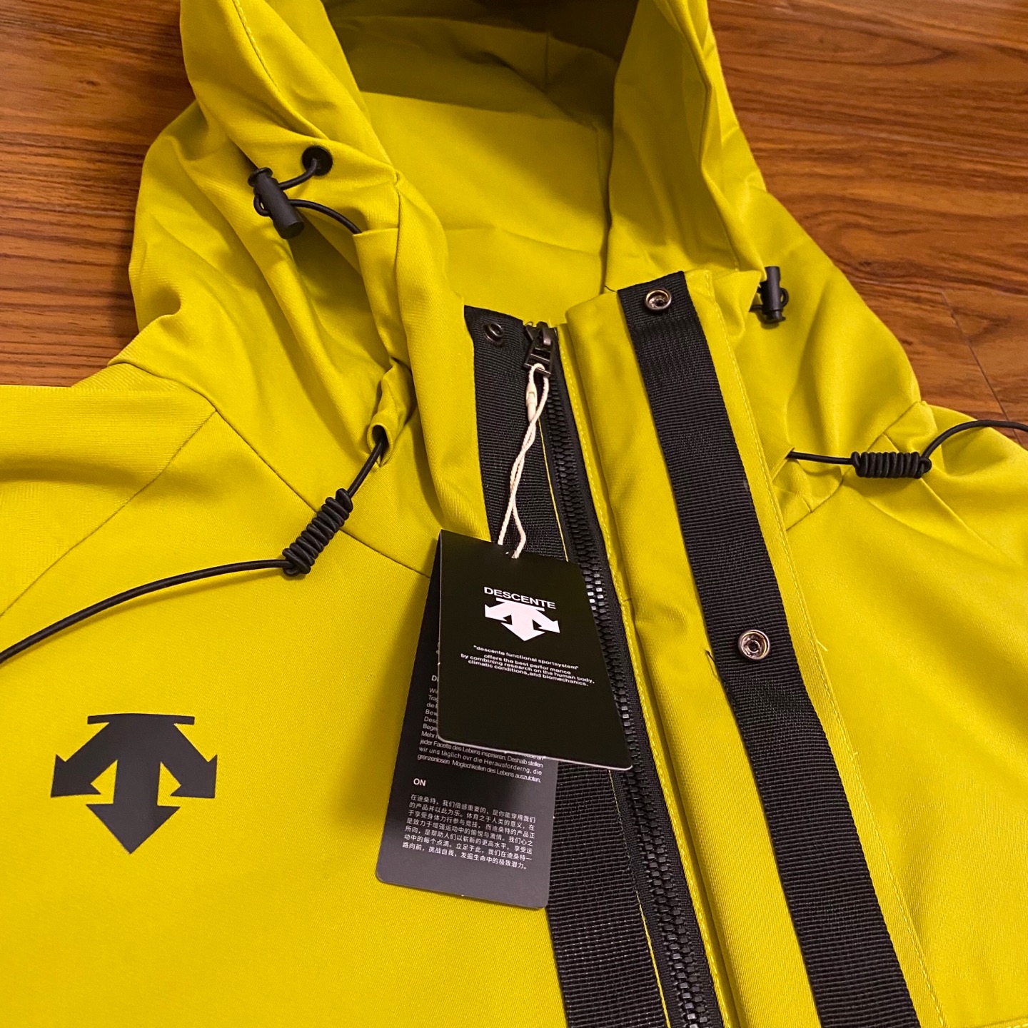 💰209
DESCENTE/迪桑特 户外防风功能性的三防软壳冲锋衣情侣款外套

男女同款 情侣款

 国标三防机能特氟龙面料 功能性软壳外套 秋冬给你带来温暖的一款外套 给你最专业的的户外防护 绝对是今年目前为止最硬气的户外软壳 上身超级帅 满星推荐 

面料表层有DWR防泼水工艺 三防面料 真不愧是户外抗鼎之作的面料 防风 防泼水 防油污 任何恶劣天气 都能无所畏惧 客供面料 轻薄 坚固耐久的强防水透气薄膜 还具有出色的防风性 摆脱了传统防水面料不透气的弊病 可为穿着者提供周全防护和舒适性 

整件衣服采用迪家专属拉链 辅料很高级 另外此款采用ZIP IN自由裁剪版型 版型偏宽松 穿搭更方便 舒适温度随心掌控 风雨天气为头部提供防风呵护 连帽不可拆 卡扣可随意调节帽围 气场十足 满满的高级感 

内里采用春亚纺面料 里布中的极品 可以用做面布的里布 区别普通里布

后背可打开 增加一层网布设计 户外通勤 更加透气 干爽

全套定制完美出货，所有细节都是开模与原版对应！！每个细节都精益求精！！万星✨好货✔
赶紧冲一波！争做秋冬最靓的仔！ 
颜色：黑色 荧光绿
尺码：M-2XL
M   胸围124   衣长68.5
L    胸围128    衣长70
XL  胸围132    衣长71.5
XXL胸围136   衣长73

