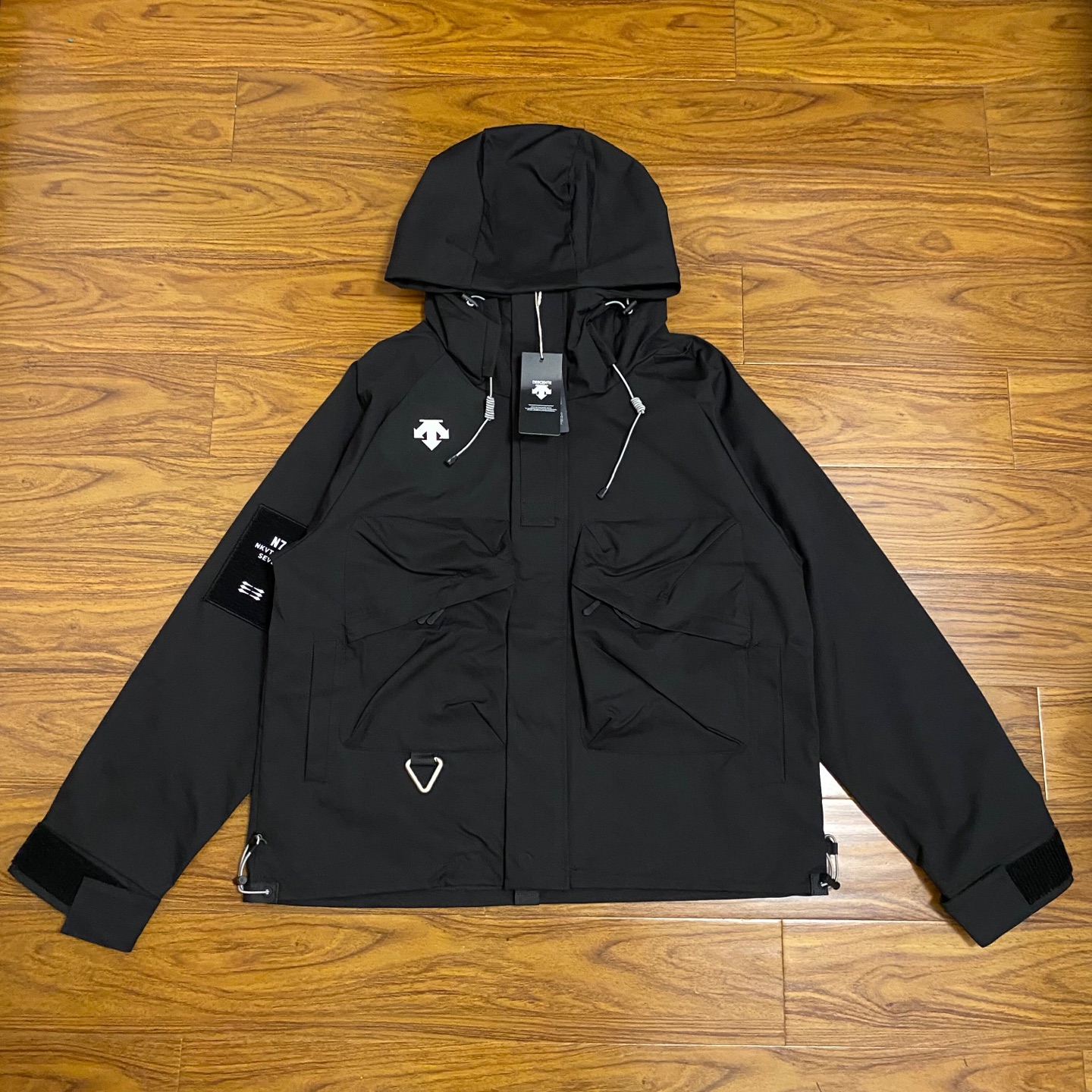 💰209
DESCENTE/迪桑特 户外防风功能性的三防软壳冲锋衣情侣款外套

男女同款 情侣款

 国标三防机能特氟龙面料 功能性软壳外套 秋冬给你带来温暖的一款外套 给你最专业的的户外防护 绝对是今年目前为止最硬气的户外软壳 上身超级帅 满星推荐 

面料表层有DWR防泼水工艺 三防面料 真不愧是户外抗鼎之作的面料 防风 防泼水 防油污 任何恶劣天气 都能无所畏惧 客供面料 轻薄 坚固耐久的强防水透气薄膜 还具有出色的防风性 摆脱了传统防水面料不透气的弊病 可为穿着者提供周全防护和舒适性 

整件衣服采用迪家专属拉链 辅料很高级 另外此款采用ZIP IN自由裁剪版型 版型偏宽松 穿搭更方便 舒适温度随心掌控 风雨天气为头部提供防风呵护 连帽不可拆 卡扣可随意调节帽围 气场十足 满满的高级感 

内里采用春亚纺面料 里布中的极品 可以用做面布的里布 区别普通里布

后背可打开 增加一层网布设计 户外通勤 更加透气 干爽

全套定制完美出货，所有细节都是开模与原版对应！！每个细节都精益求精！！万星✨好货✔
赶紧冲一波！争做秋冬最靓的仔！ 
颜色：黑色 荧光绿
尺码：M-2XL
M   胸围124   衣长68.5
L    胸围128    衣长70
XL  胸围132    衣长71.5
XXL胸围136   衣长73


