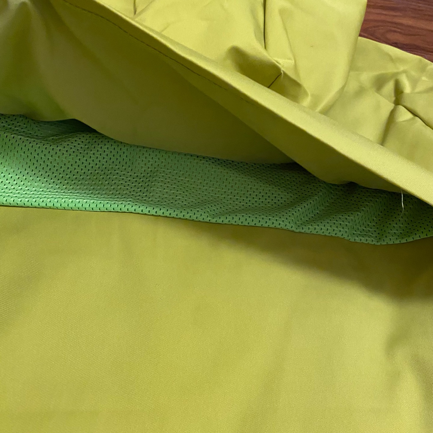 💰209
DESCENTE/迪桑特 户外防风功能性的三防软壳冲锋衣情侣款外套

男女同款 情侣款

 国标三防机能特氟龙面料 功能性软壳外套 秋冬给你带来温暖的一款外套 给你最专业的的户外防护 绝对是今年目前为止最硬气的户外软壳 上身超级帅 满星推荐 

面料表层有DWR防泼水工艺 三防面料 真不愧是户外抗鼎之作的面料 防风 防泼水 防油污 任何恶劣天气 都能无所畏惧 客供面料 轻薄 坚固耐久的强防水透气薄膜 还具有出色的防风性 摆脱了传统防水面料不透气的弊病 可为穿着者提供周全防护和舒适性 

整件衣服采用迪家专属拉链 辅料很高级 另外此款采用ZIP IN自由裁剪版型 版型偏宽松 穿搭更方便 舒适温度随心掌控 风雨天气为头部提供防风呵护 连帽不可拆 卡扣可随意调节帽围 气场十足 满满的高级感 

内里采用春亚纺面料 里布中的极品 可以用做面布的里布 区别普通里布

后背可打开 增加一层网布设计 户外通勤 更加透气 干爽

全套定制完美出货，所有细节都是开模与原版对应！！每个细节都精益求精！！万星✨好货✔
赶紧冲一波！争做秋冬最靓的仔！ 
颜色：黑色 荧光绿
尺码：M-2XL
M   胸围124   衣长68.5
L    胸围128    衣长70
XL  胸围132    衣长71.5
XXL胸围136   衣长73

