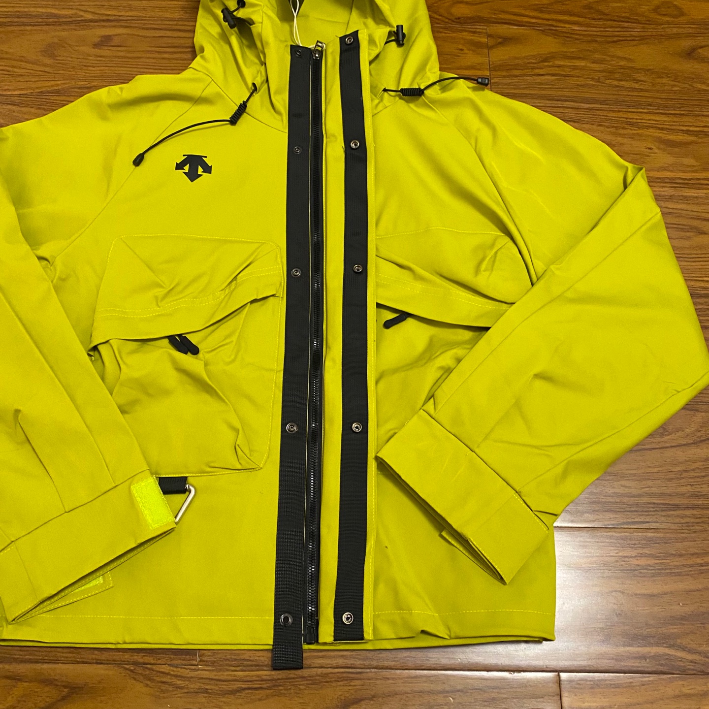 💰209
DESCENTE/迪桑特 户外防风功能性的三防软壳冲锋衣情侣款外套

男女同款 情侣款

 国标三防机能特氟龙面料 功能性软壳外套 秋冬给你带来温暖的一款外套 给你最专业的的户外防护 绝对是今年目前为止最硬气的户外软壳 上身超级帅 满星推荐 

面料表层有DWR防泼水工艺 三防面料 真不愧是户外抗鼎之作的面料 防风 防泼水 防油污 任何恶劣天气 都能无所畏惧 客供面料 轻薄 坚固耐久的强防水透气薄膜 还具有出色的防风性 摆脱了传统防水面料不透气的弊病 可为穿着者提供周全防护和舒适性 

整件衣服采用迪家专属拉链 辅料很高级 另外此款采用ZIP IN自由裁剪版型 版型偏宽松 穿搭更方便 舒适温度随心掌控 风雨天气为头部提供防风呵护 连帽不可拆 卡扣可随意调节帽围 气场十足 满满的高级感 

内里采用春亚纺面料 里布中的极品 可以用做面布的里布 区别普通里布

后背可打开 增加一层网布设计 户外通勤 更加透气 干爽

全套定制完美出货，所有细节都是开模与原版对应！！每个细节都精益求精！！万星✨好货✔
赶紧冲一波！争做秋冬最靓的仔！ 
颜色：黑色 荧光绿
尺码：M-2XL
M   胸围124   衣长68.5
L    胸围128    衣长70
XL  胸围132    衣长71.5
XXL胸围136   衣长73

