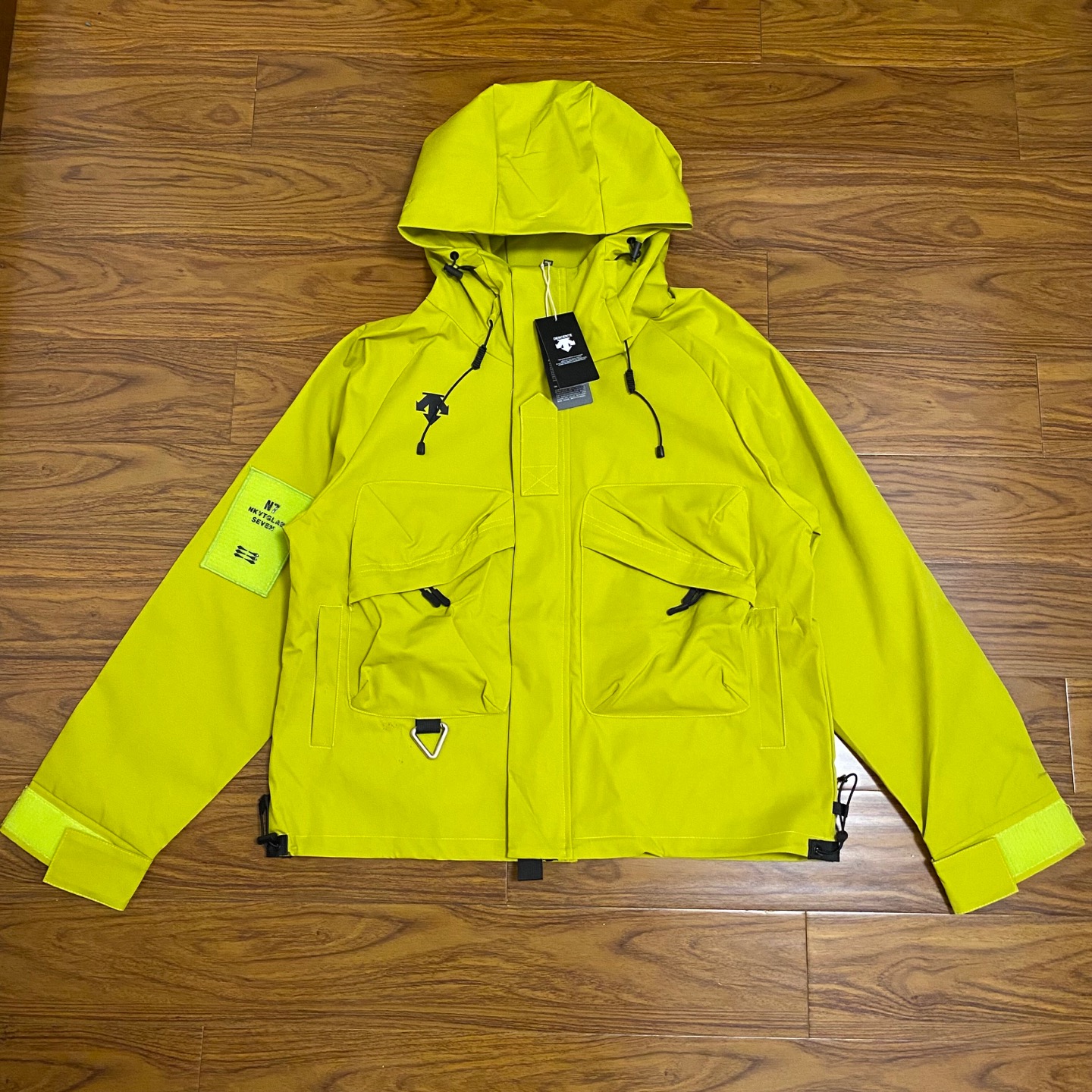 💰209
DESCENTE/迪桑特 户外防风功能性的三防软壳冲锋衣情侣款外套

男女同款 情侣款

 国标三防机能特氟龙面料 功能性软壳外套 秋冬给你带来温暖的一款外套 给你最专业的的户外防护 绝对是今年目前为止最硬气的户外软壳 上身超级帅 满星推荐 

面料表层有DWR防泼水工艺 三防面料 真不愧是户外抗鼎之作的面料 防风 防泼水 防油污 任何恶劣天气 都能无所畏惧 客供面料 轻薄 坚固耐久的强防水透气薄膜 还具有出色的防风性 摆脱了传统防水面料不透气的弊病 可为穿着者提供周全防护和舒适性 

整件衣服采用迪家专属拉链 辅料很高级 另外此款采用ZIP IN自由裁剪版型 版型偏宽松 穿搭更方便 舒适温度随心掌控 风雨天气为头部提供防风呵护 连帽不可拆 卡扣可随意调节帽围 气场十足 满满的高级感 

内里采用春亚纺面料 里布中的极品 可以用做面布的里布 区别普通里布

后背可打开 增加一层网布设计 户外通勤 更加透气 干爽

全套定制完美出货，所有细节都是开模与原版对应！！每个细节都精益求精！！万星✨好货✔
赶紧冲一波！争做秋冬最靓的仔！ 
颜色：黑色 荧光绿
尺码：M-2XL
M   胸围124   衣长68.5
L    胸围128    衣长70
XL  胸围132    衣长71.5
XXL胸围136   衣长73


